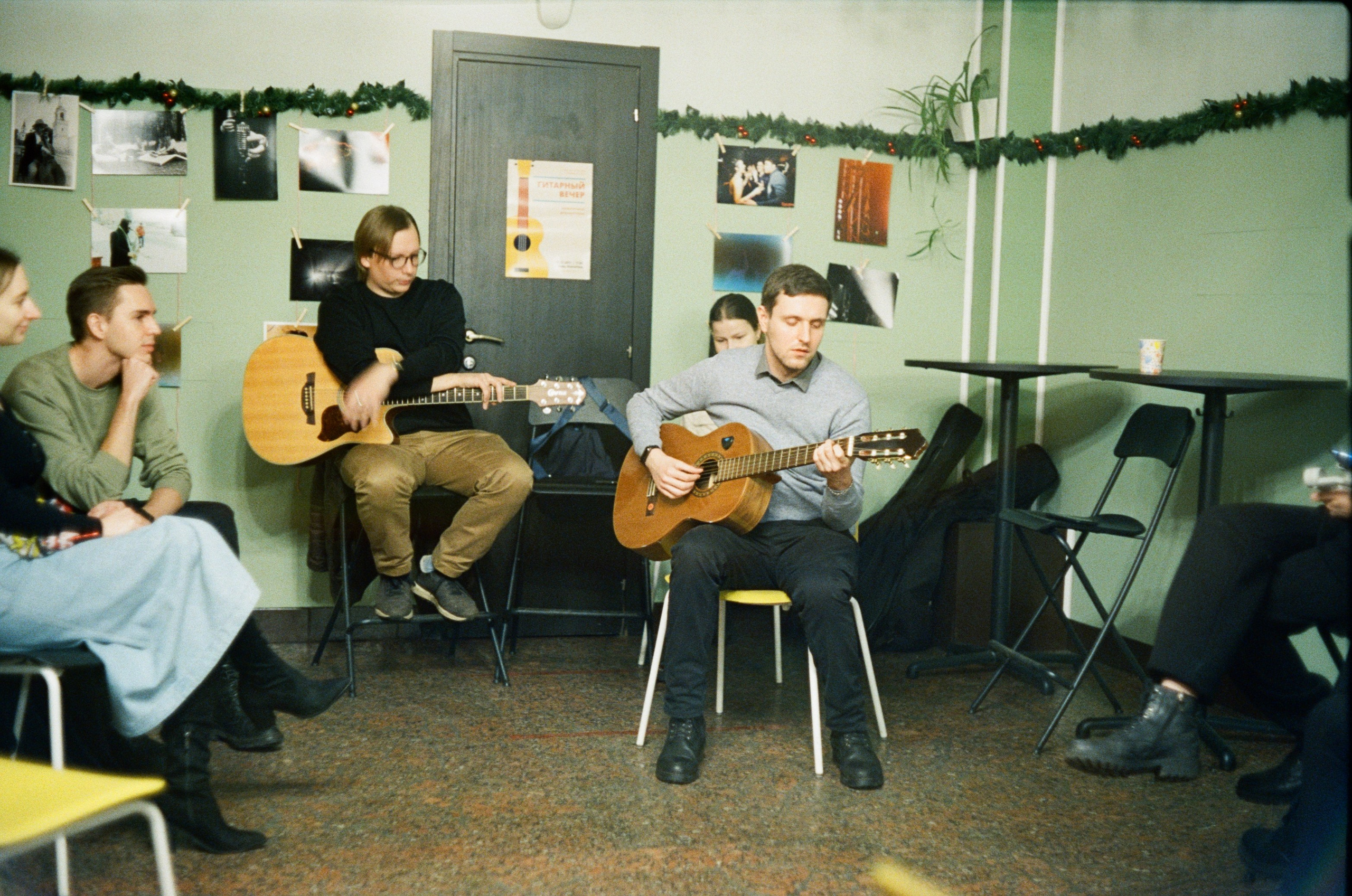 12.12.2021 // Гитара и фотография. Фотовыставки serebro.gallery, в которых автором можешь стать ты! | Москва