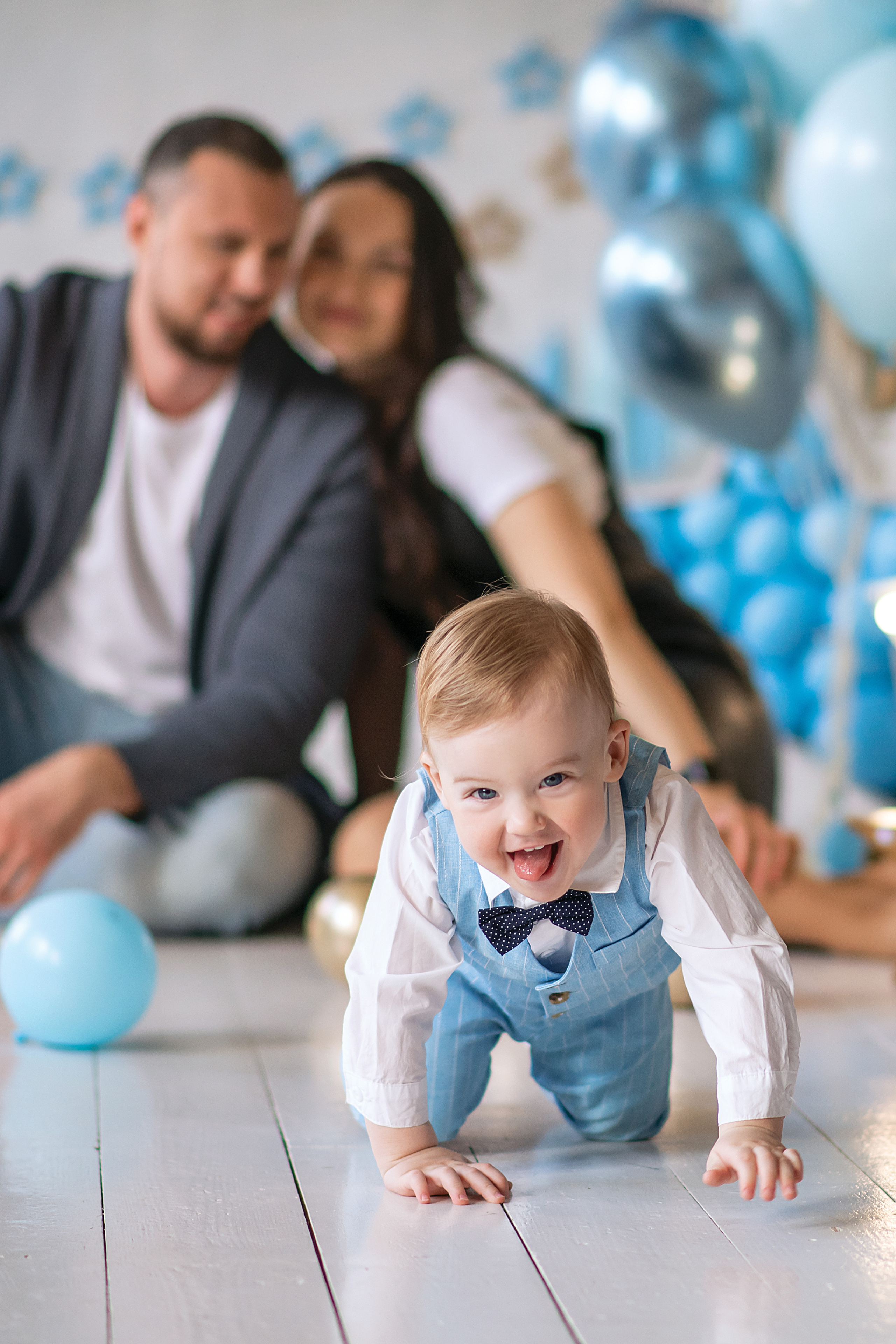 Фотосессия на 1 год мальчика. Голубой и золотой - очень стильный вариант.
