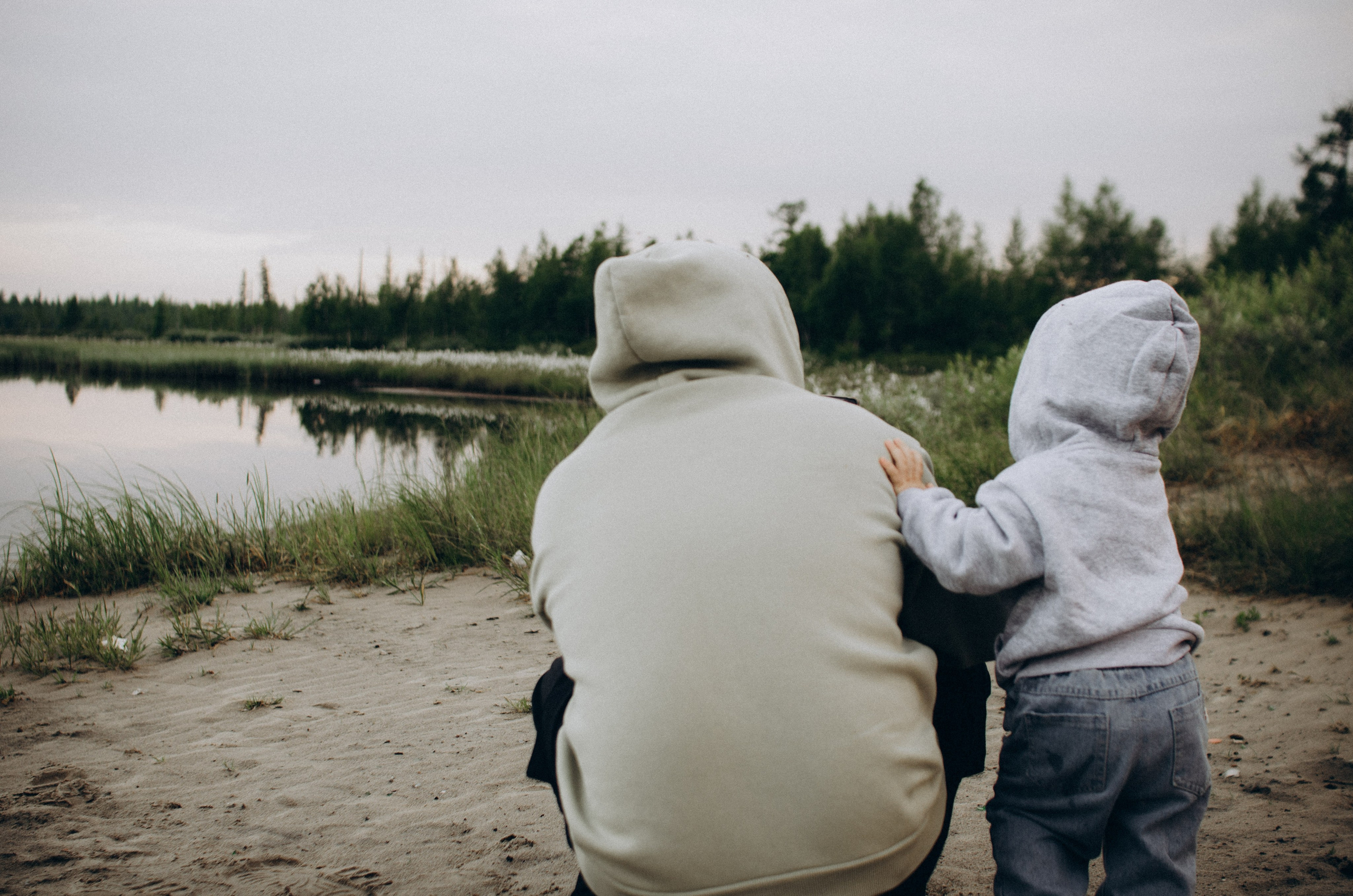 Адам с папой на пляже
