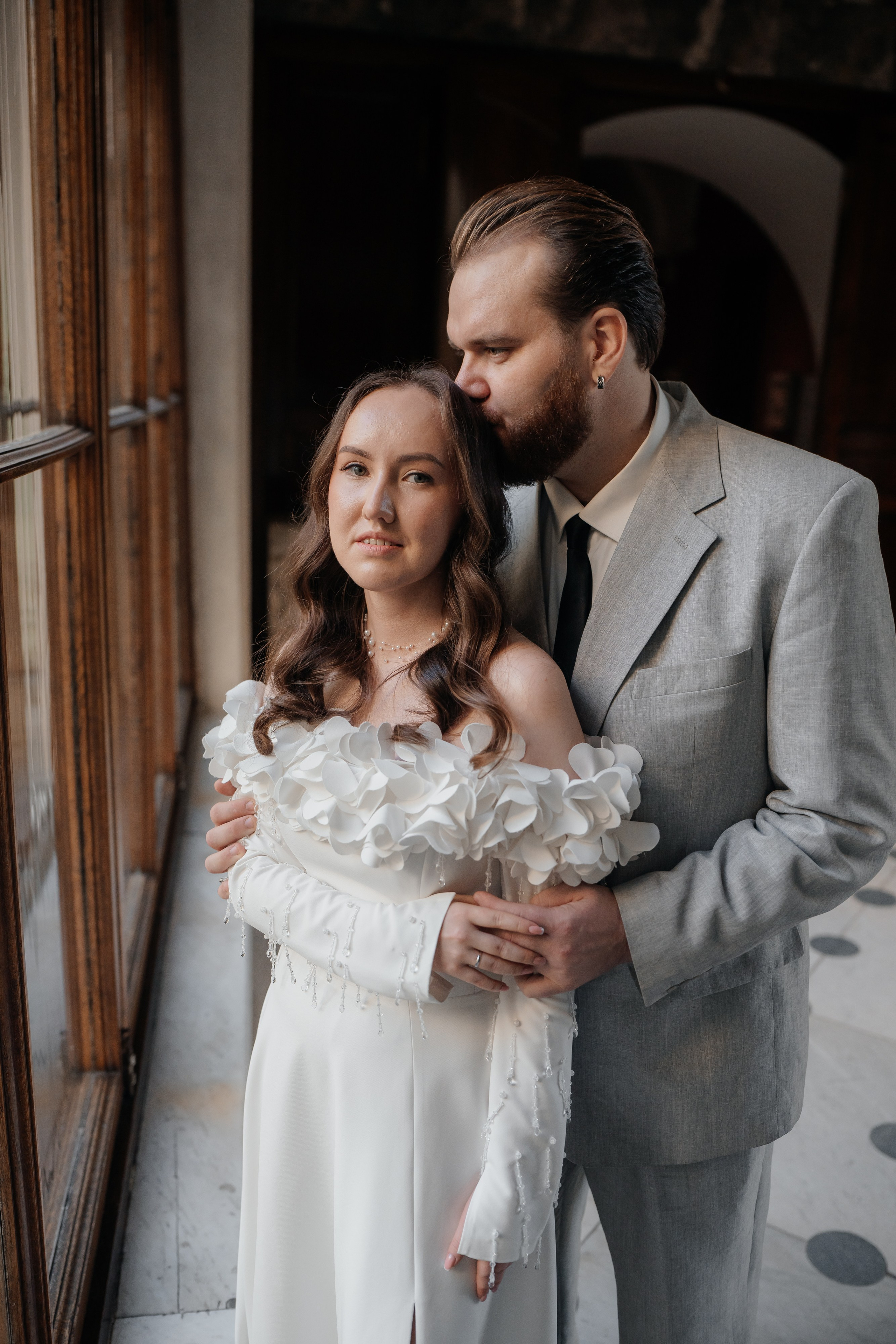 Свадебная фотосессия в Эрмитаже жених и невеста у окна