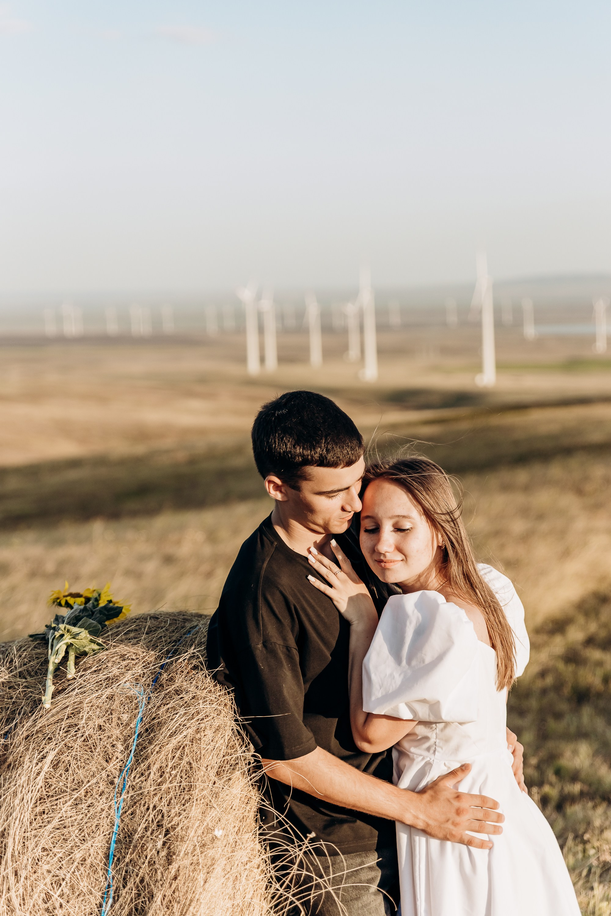 Счастливые влюбленные исследуют новые места, держа друг друга за руки