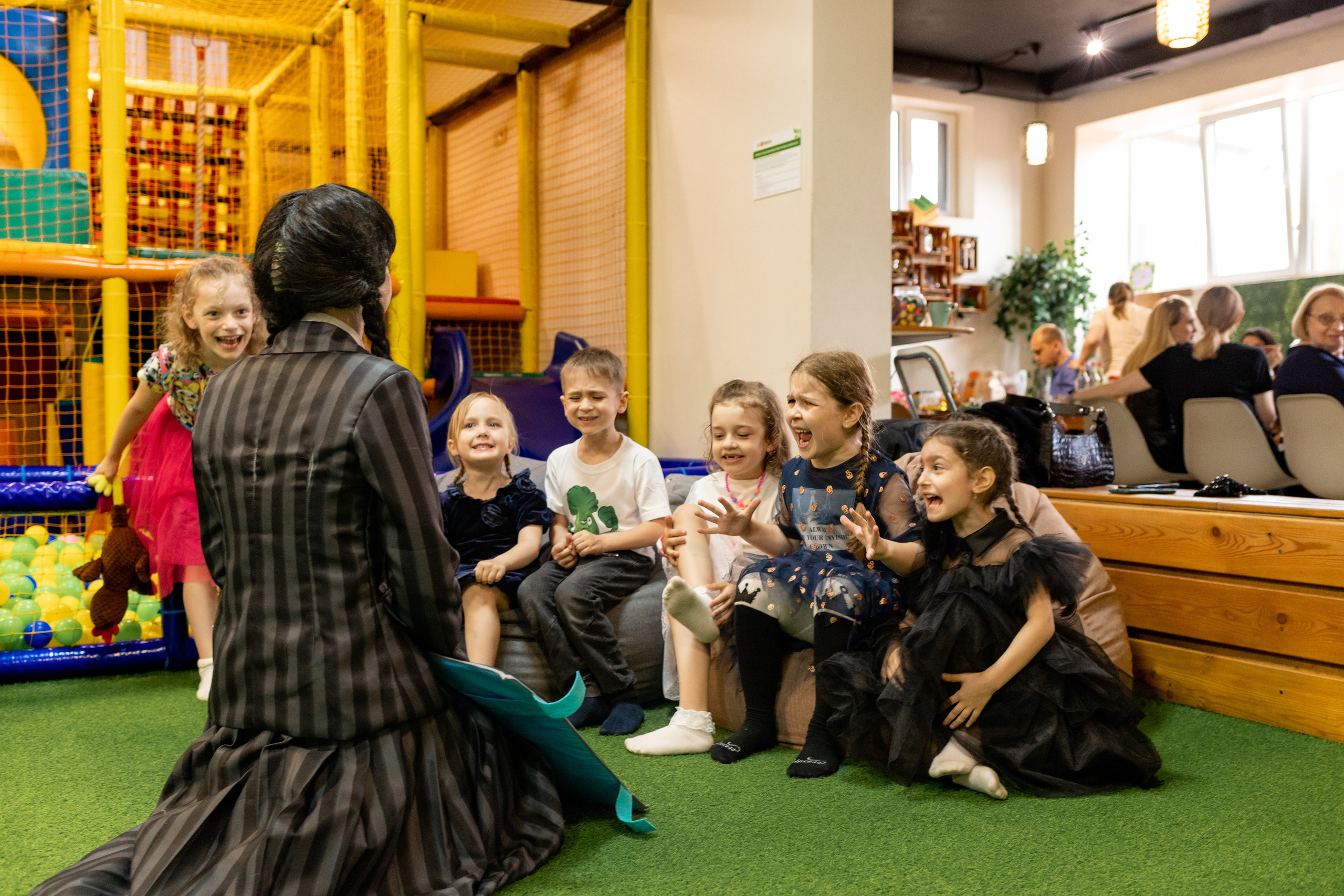 Детский день рождения в стиле Wendsday на площадке Playbery. Семейный и детский фотограф в Краснодаре Ирина Лаврецкая