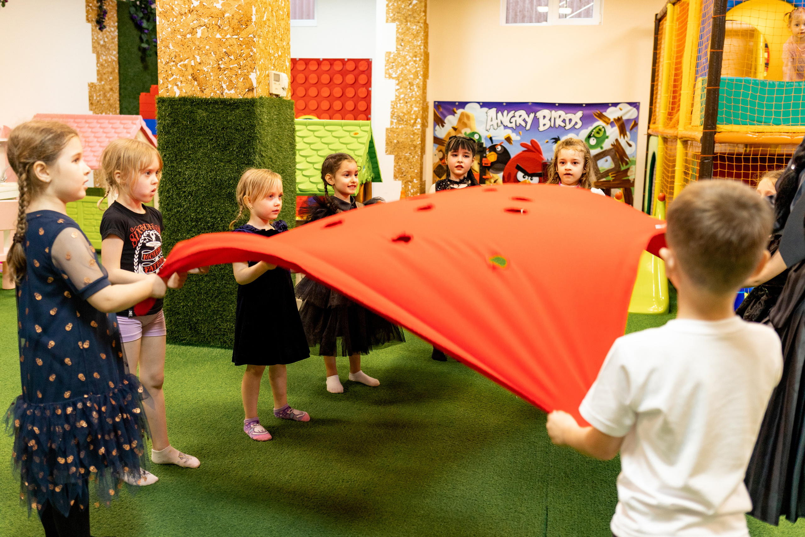Детский день рождения в стиле Wendsday на площадке Playbery. Семейный и детский фотограф в Краснодаре Ирина Лаврецкая