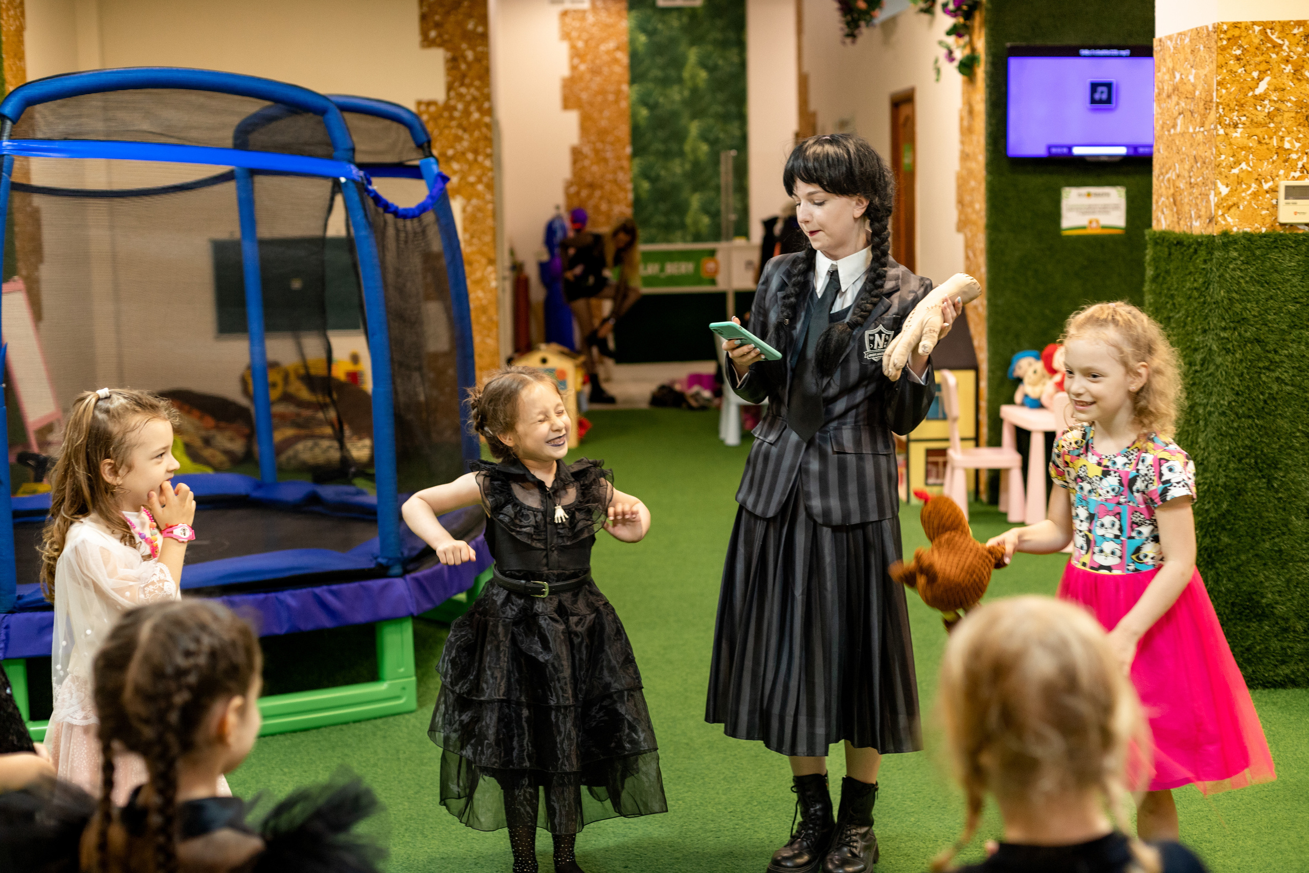 Детский день рождения в стиле Wendsday на площадке Playbery. Семейный и детский фотограф в Краснодаре Ирина Лаврецкая