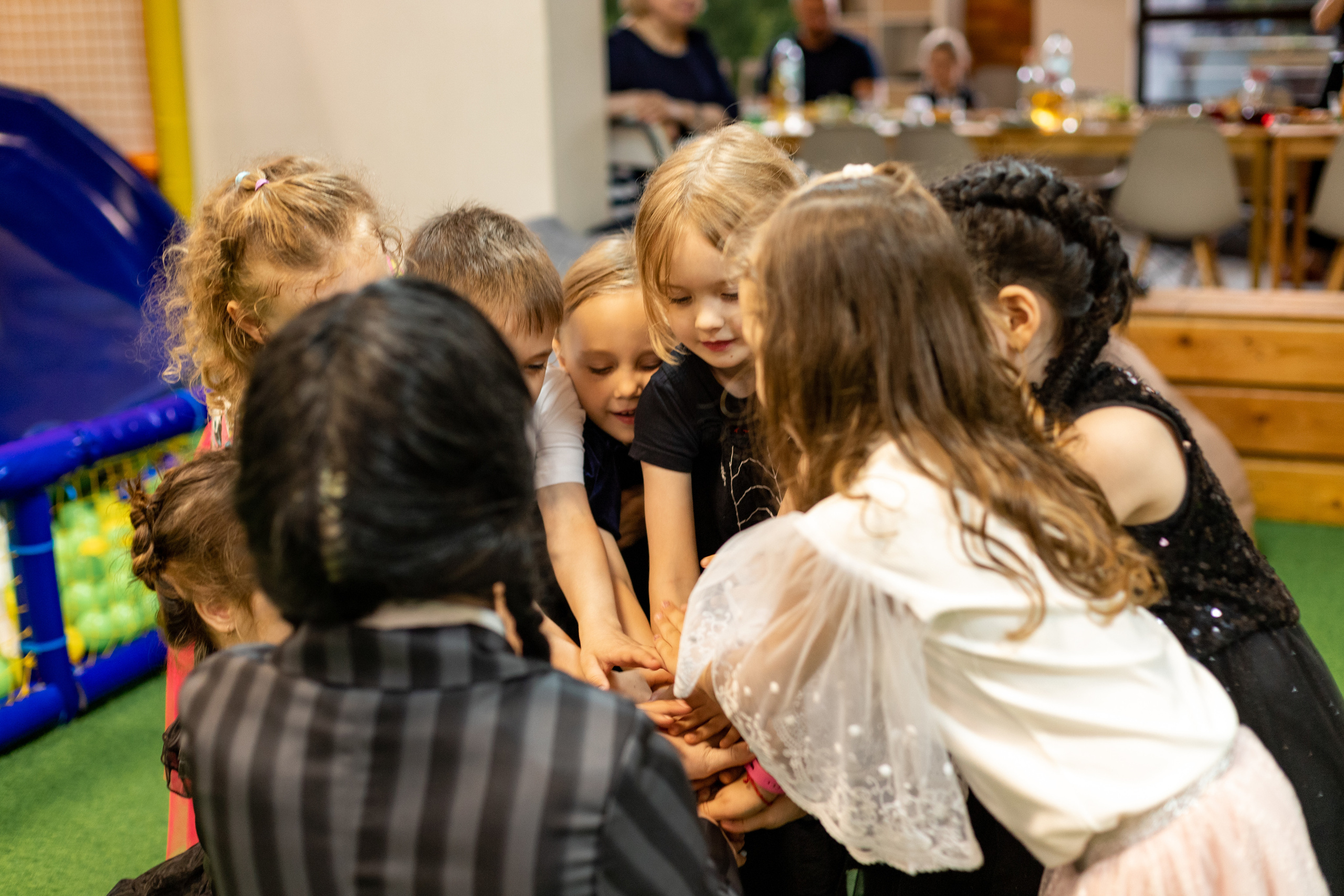 Детский день рождения в стиле Wendsday на площадке Playbery. Семейный и детский фотограф в Краснодаре Ирина Лаврецкая