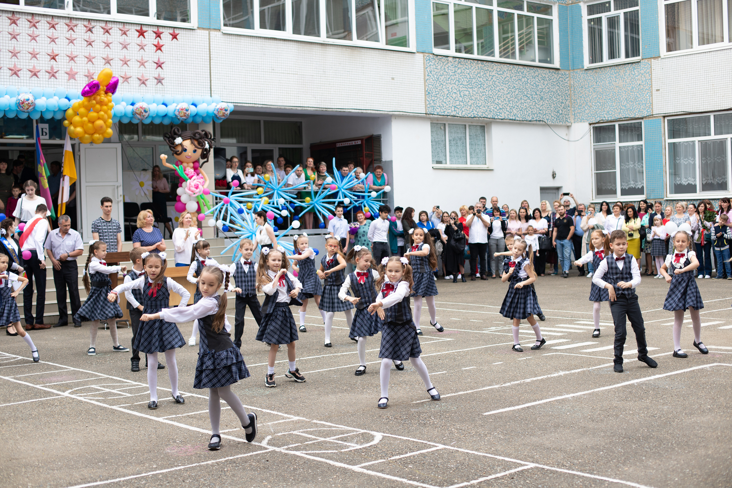 Линейка 9 класс. Семейный и детский фотограф в Краснодаре Ирина Лаврецкая
