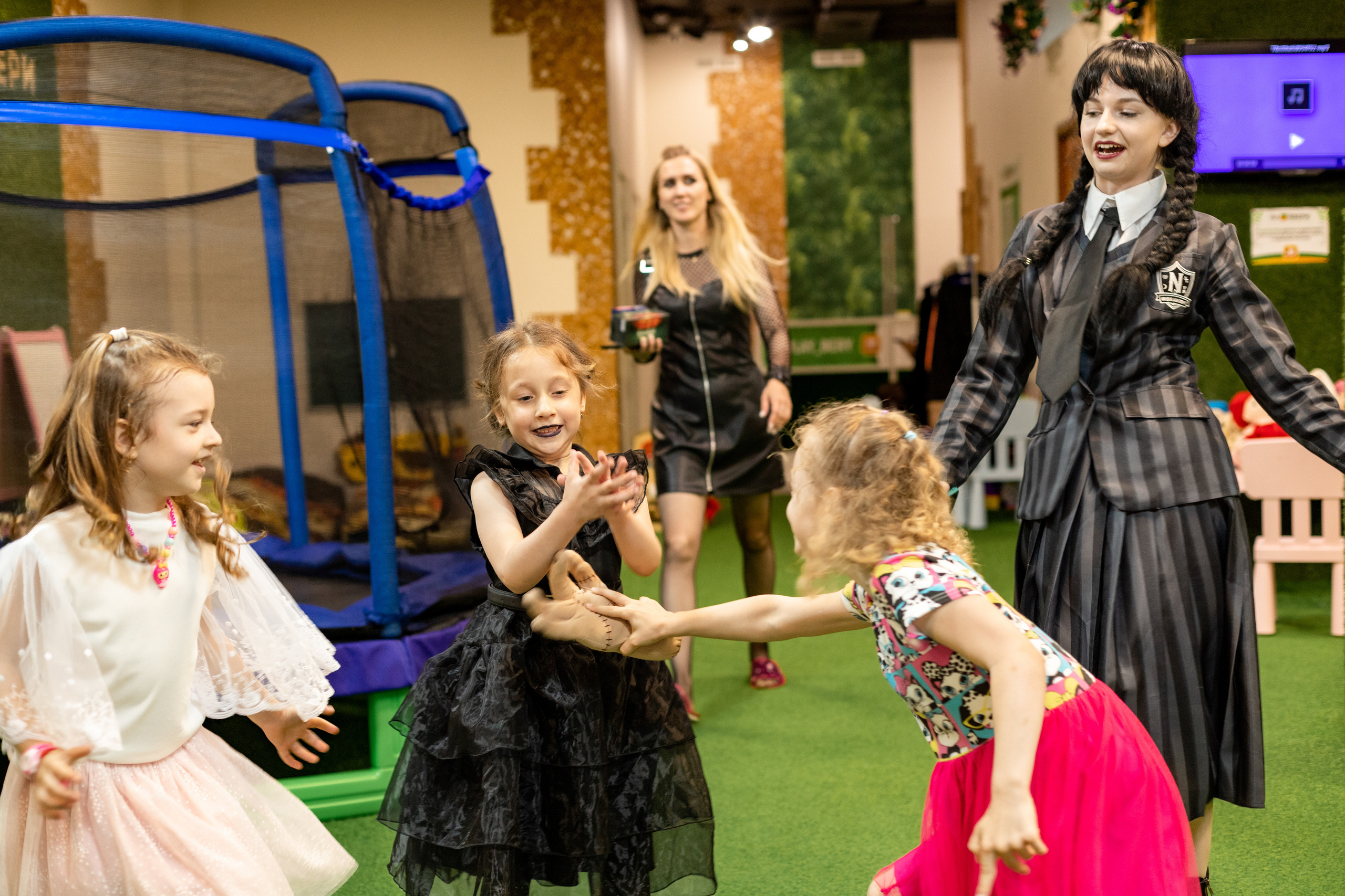 Детский день рождения в стиле Wendsday на площадке Playbery. Семейный и детский фотограф в Краснодаре Ирина Лаврецкая