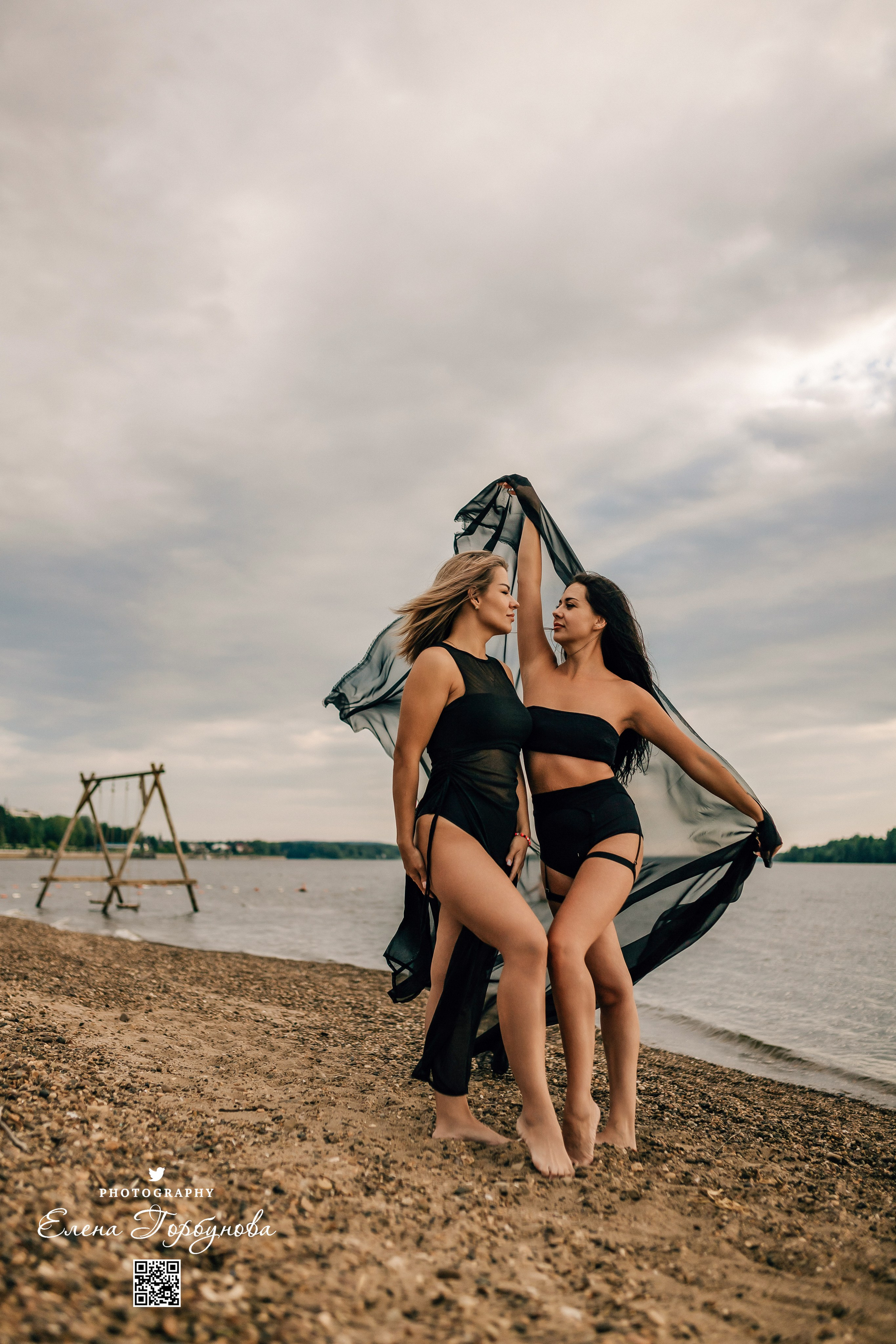 Черная серия с тканью. Набережная. Александра и Таисия. Июль 2025 г. Фотограф Пермь. Свадьбы. Семья и дети, школа, д. сад. Фотокниги