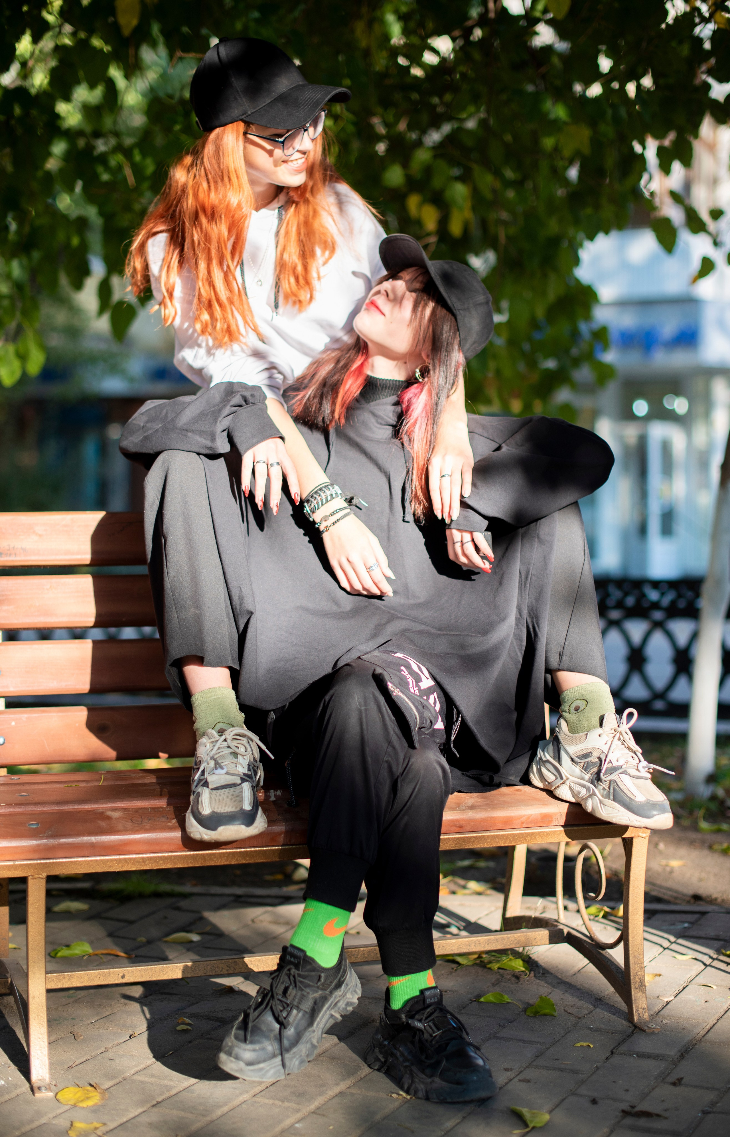 две подруги студентки. рюкзаки. чёрные. волосы. рыжие волосы. гранж стайл. каменск-шахтинский