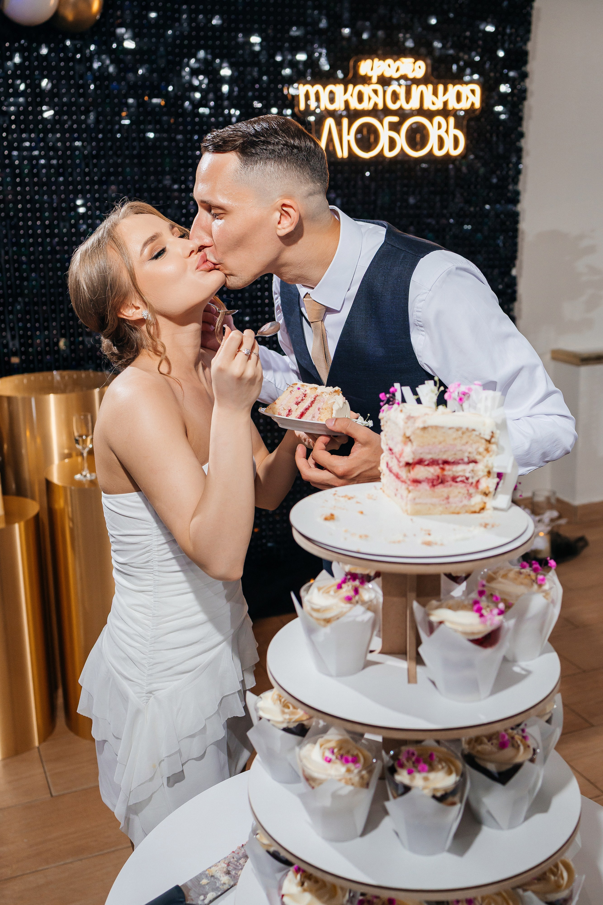 Красивый свадебный ужин в уютном ресторане. Олег Сверчков | Свадебный фотограф Вологда