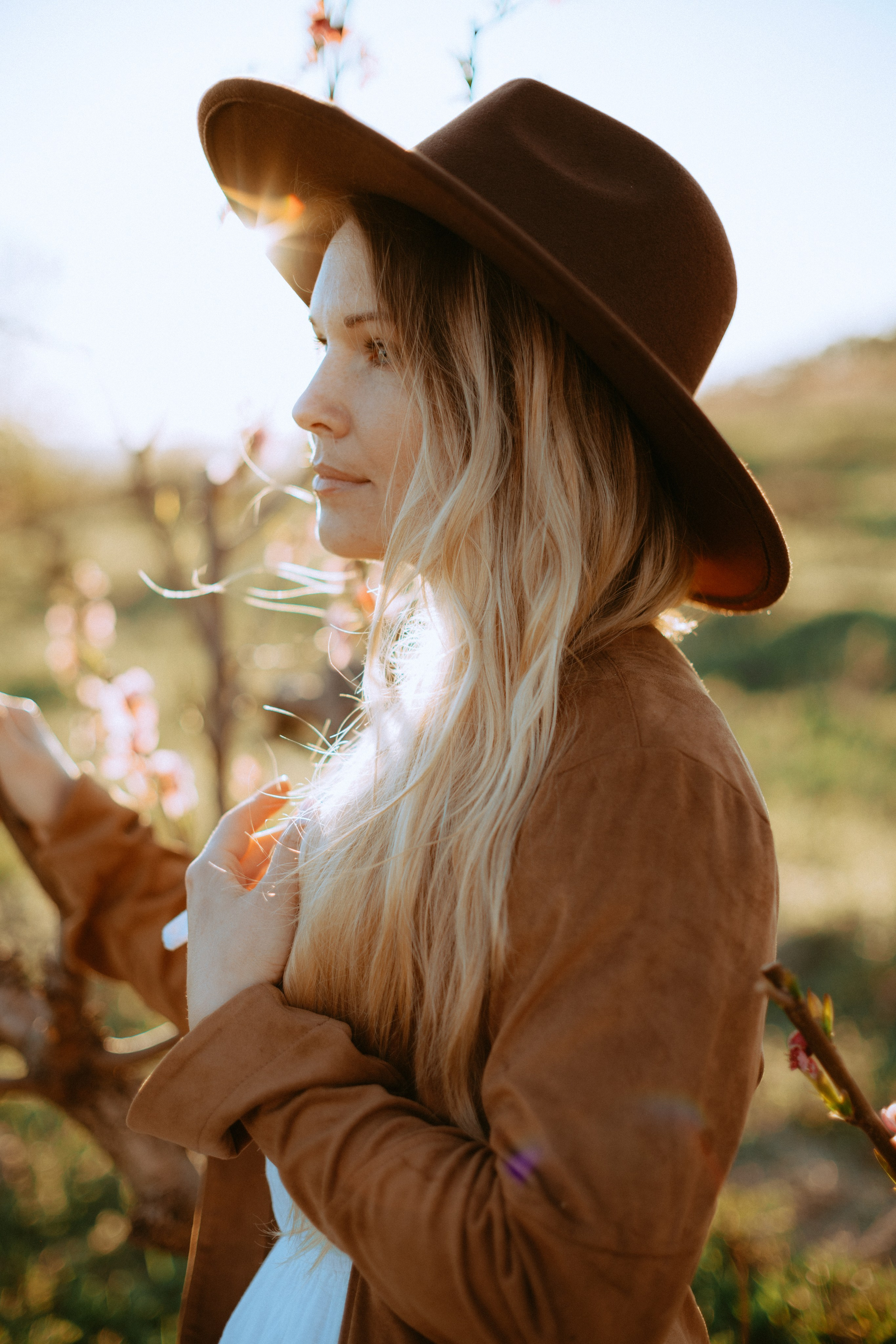 Женская фотосессия в персиковых цветениях. Портретный свадебный фотограф Крым | Евгения Щитенко