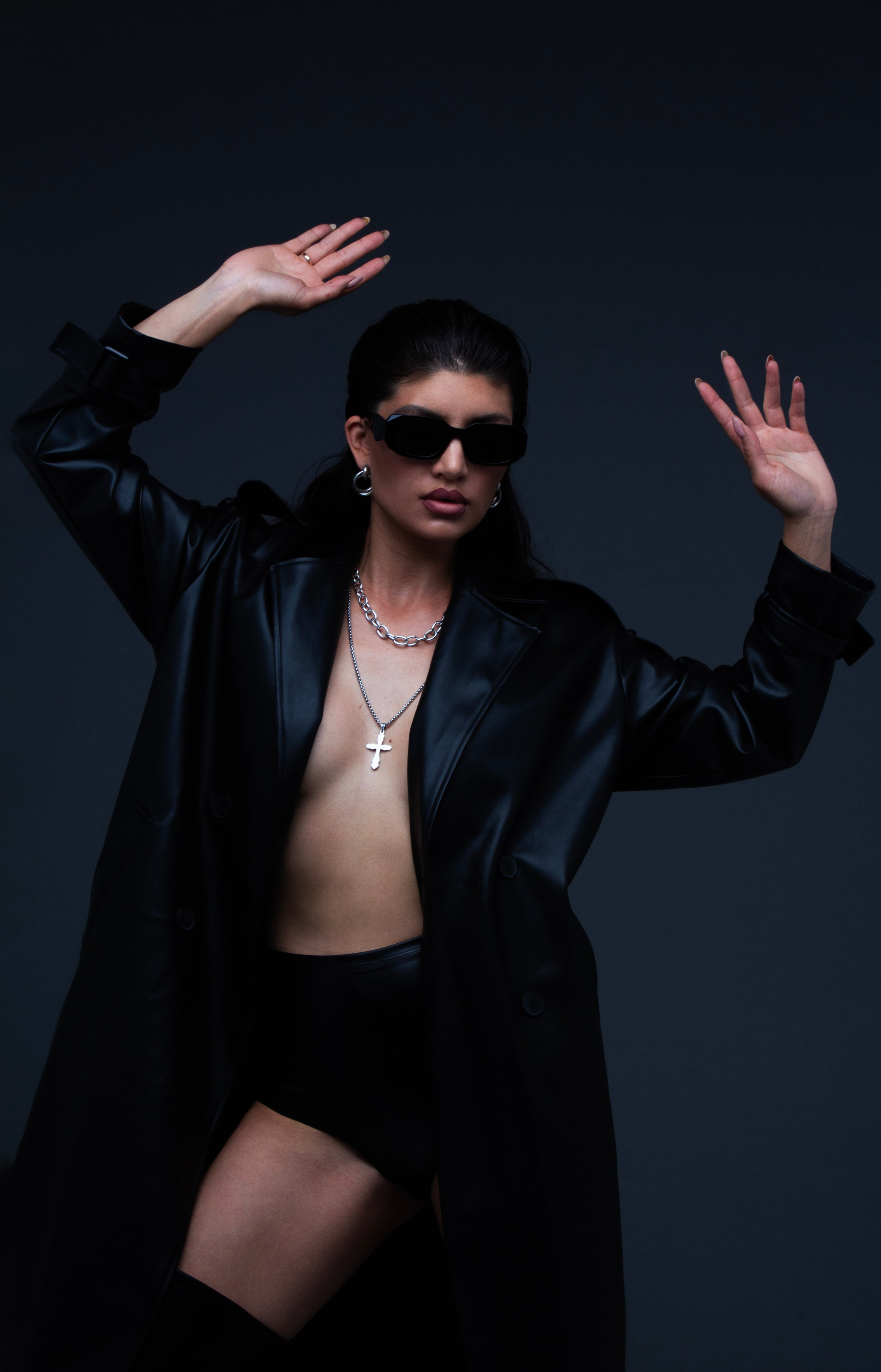 Женский портрет в кожаном черном плаще на темном фоне 