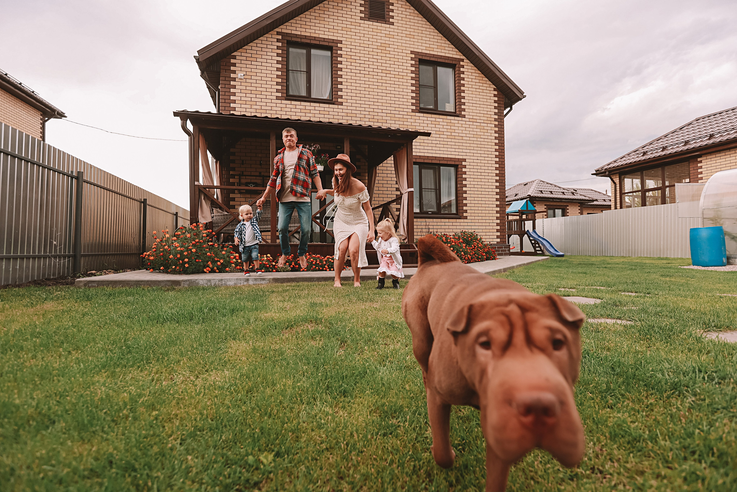 У дома. Семейный фотограф Тюмень, фотограф на роды Салмина Мария