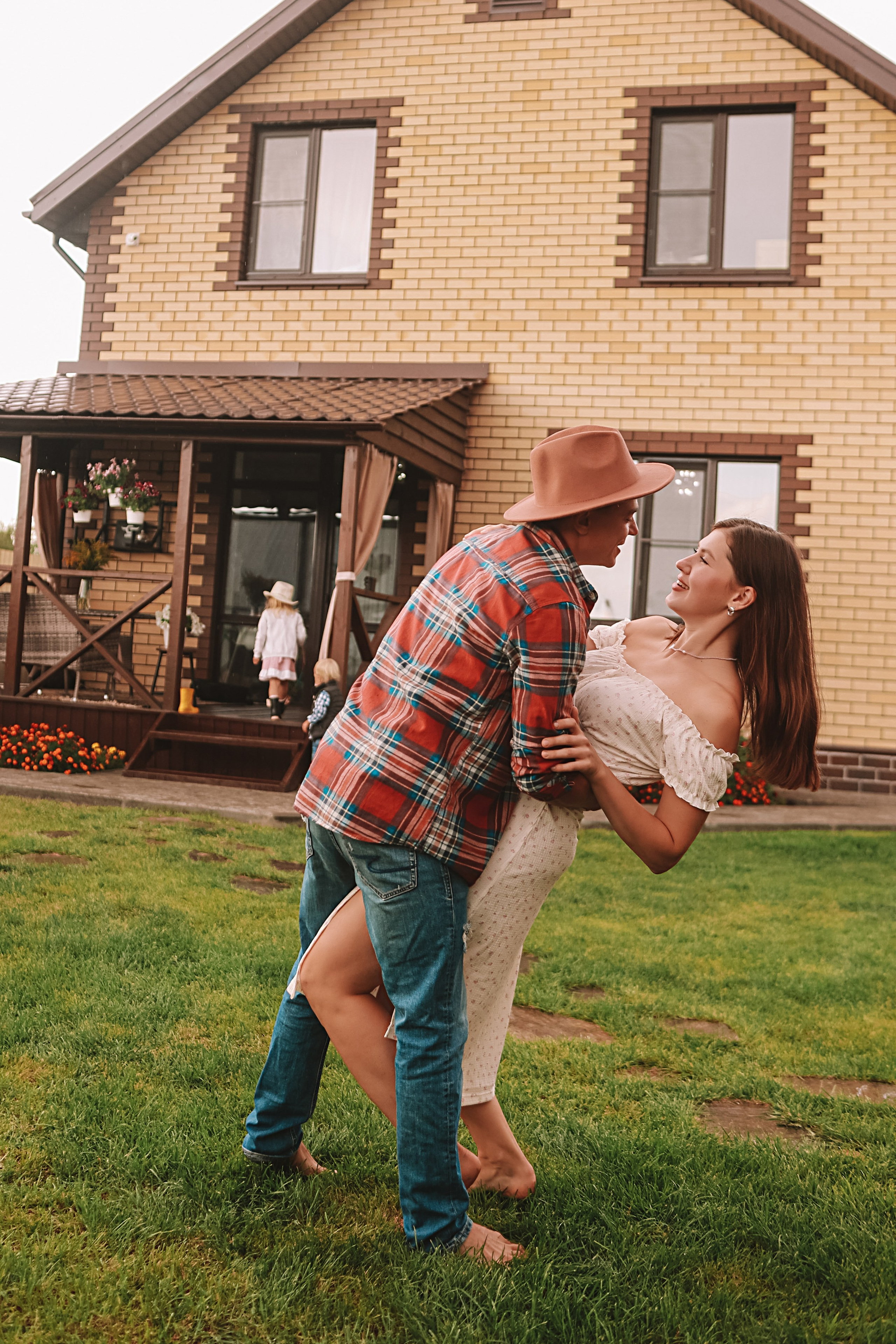 У дома. Семейный фотограф Тюмень, фотограф на роды Салмина Мария