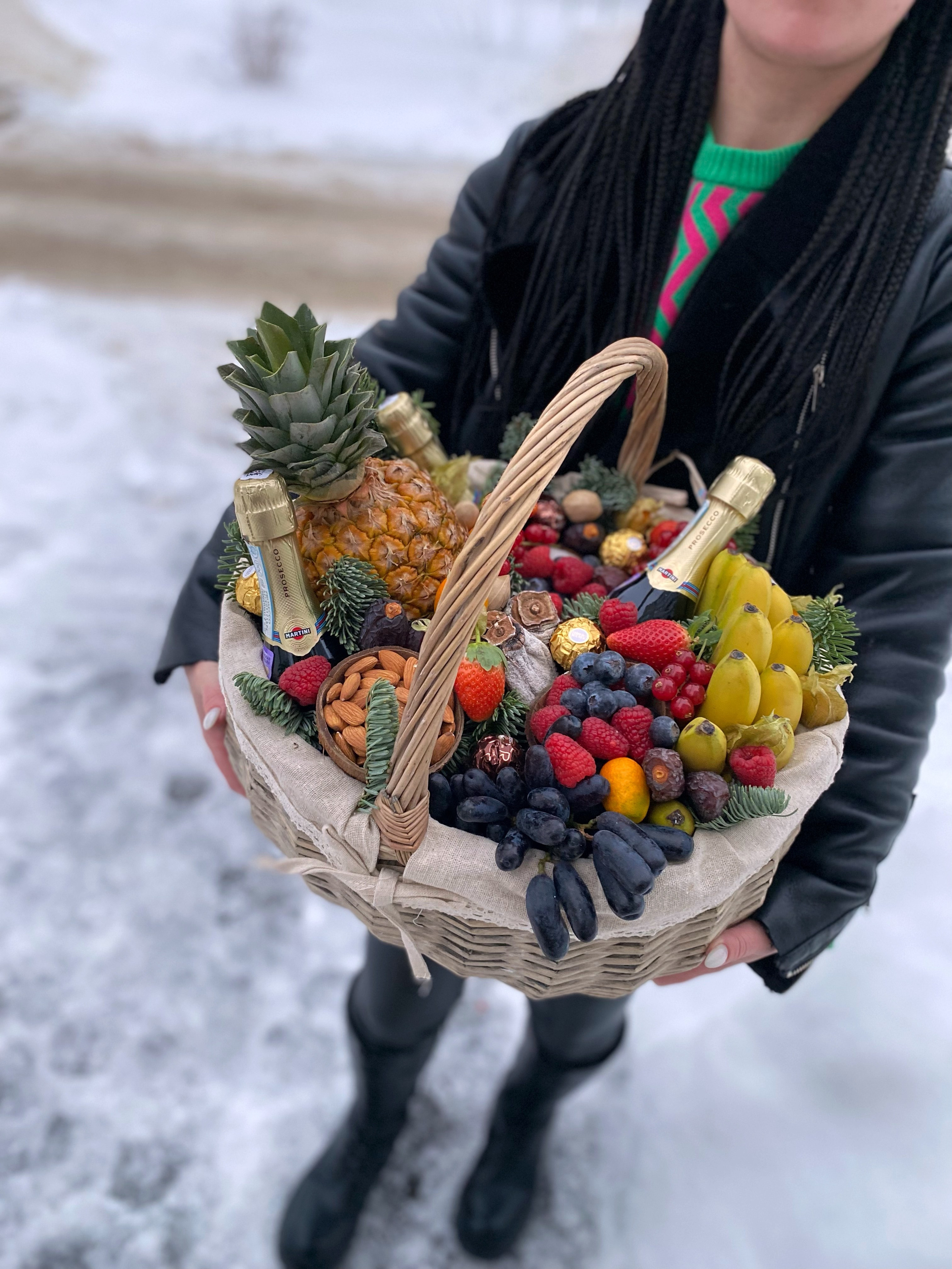 Корзины. Выездной кейтеринг, съедобные букеты, торты и сладости на заказ