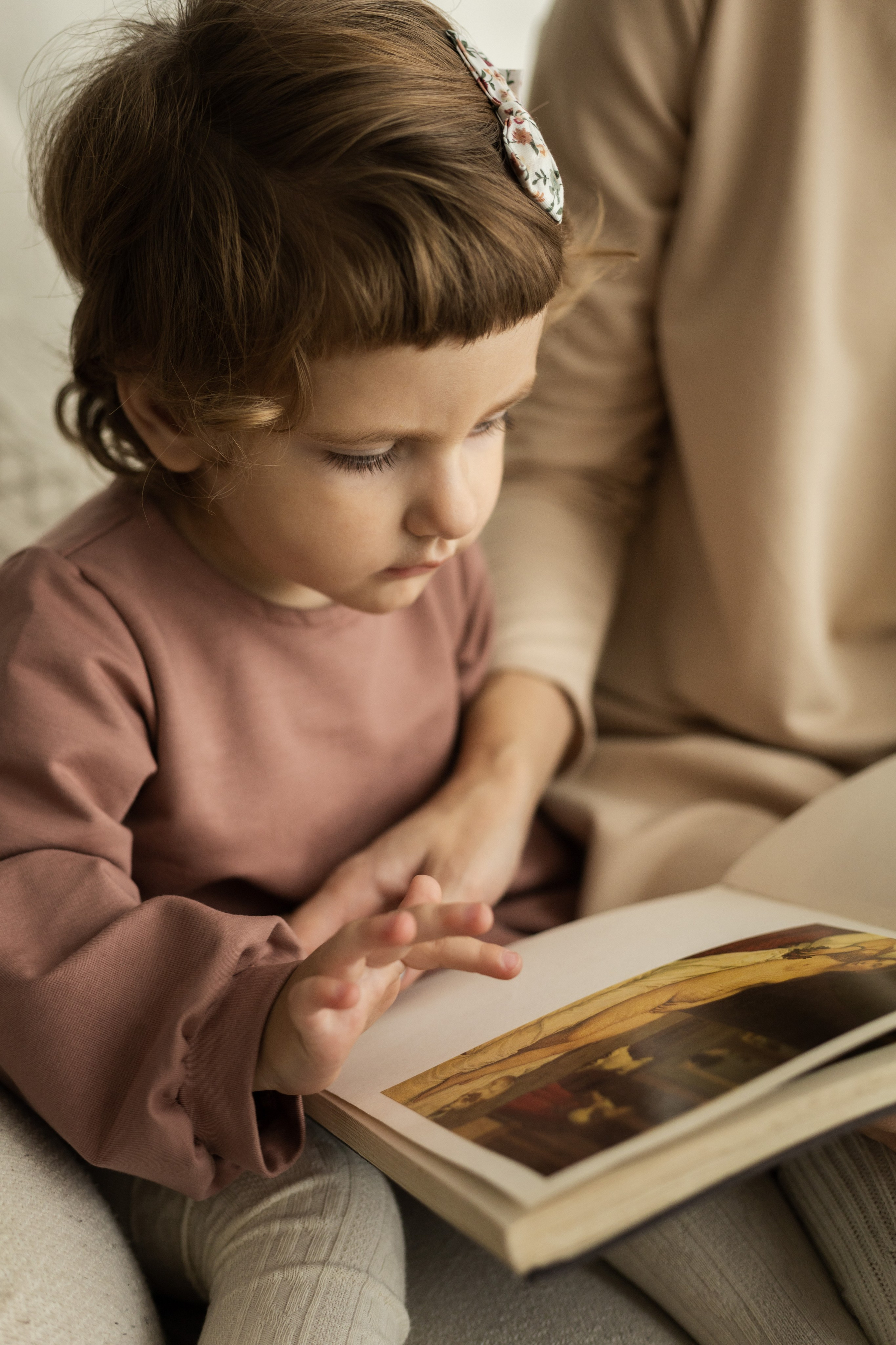 Аксинья и Нина готовят вместе печенье. Студийная фотосессия мамы и дочки в lifestyle стиле. Семейный и детский фотограф в Санкт-Петербурге Павлова Елена