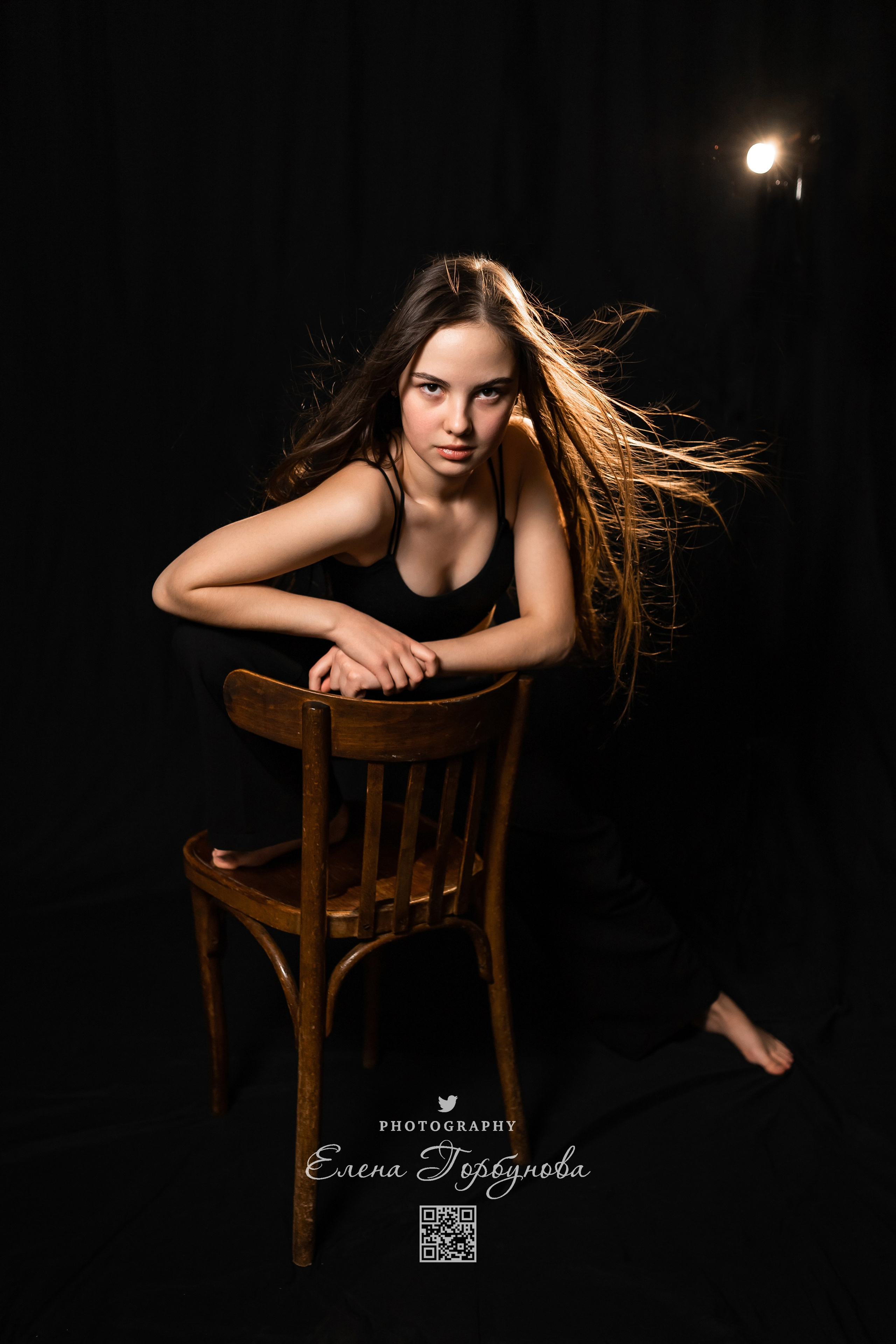 Моя студия. Полина и стул. Январь 2024. Фотограф Пермь. Свадьбы. Семья и дети, школа, д. сад. Фотокниги