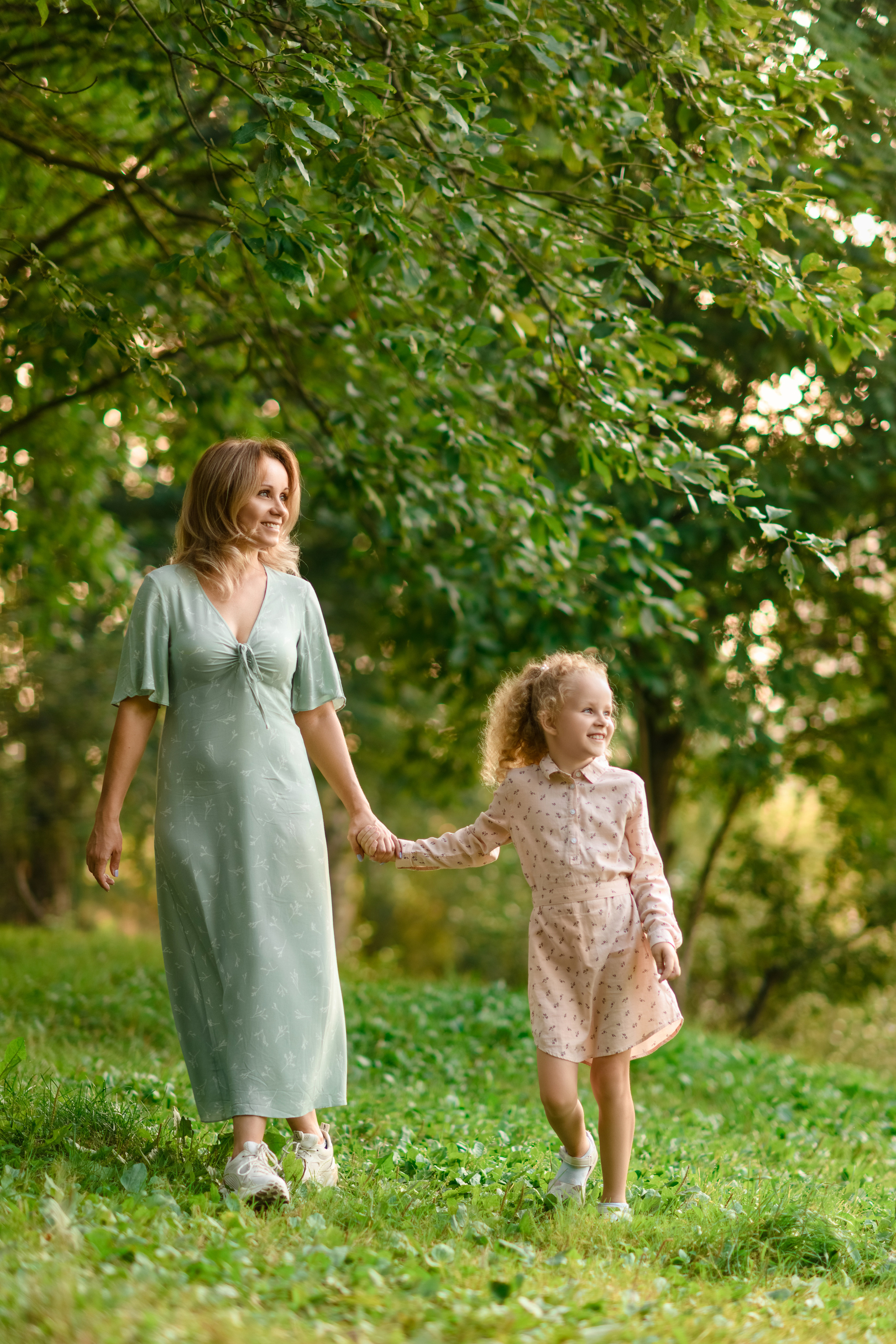 Фотосессия на природе для Кати и Сонечки. Свадебный и семейный фотограф в Санкт-Петербурге Олеся Еремеева