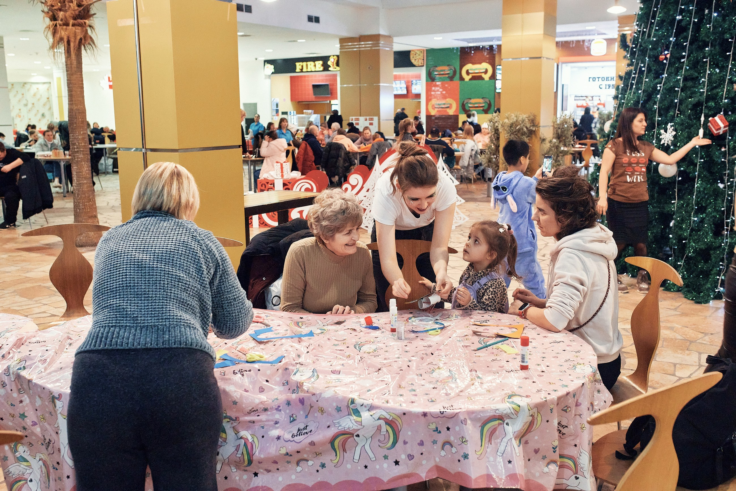 Детский новогодний праздник в ТЦ Июнь. Семейный и репортажной фотограф в Красноярске и Москве Виктор Бабинцев