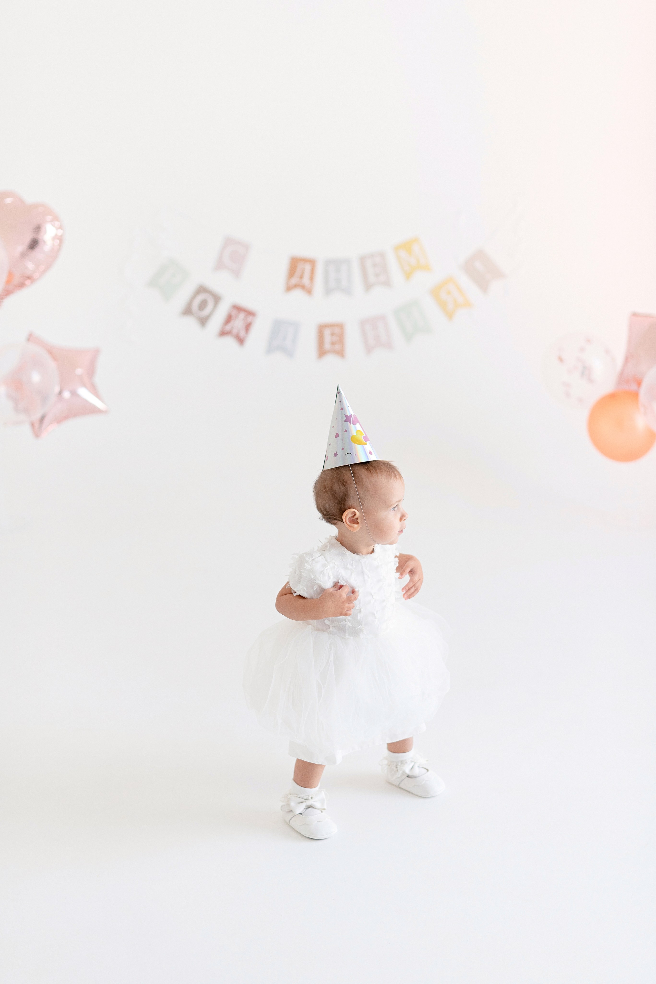 Фотосессия дня рождения ребёнка в фотостудии, тортики, воздушные шарики, мыльные пузыри, профессиональная детская фотография в Сургуте и Нефтеюганске.