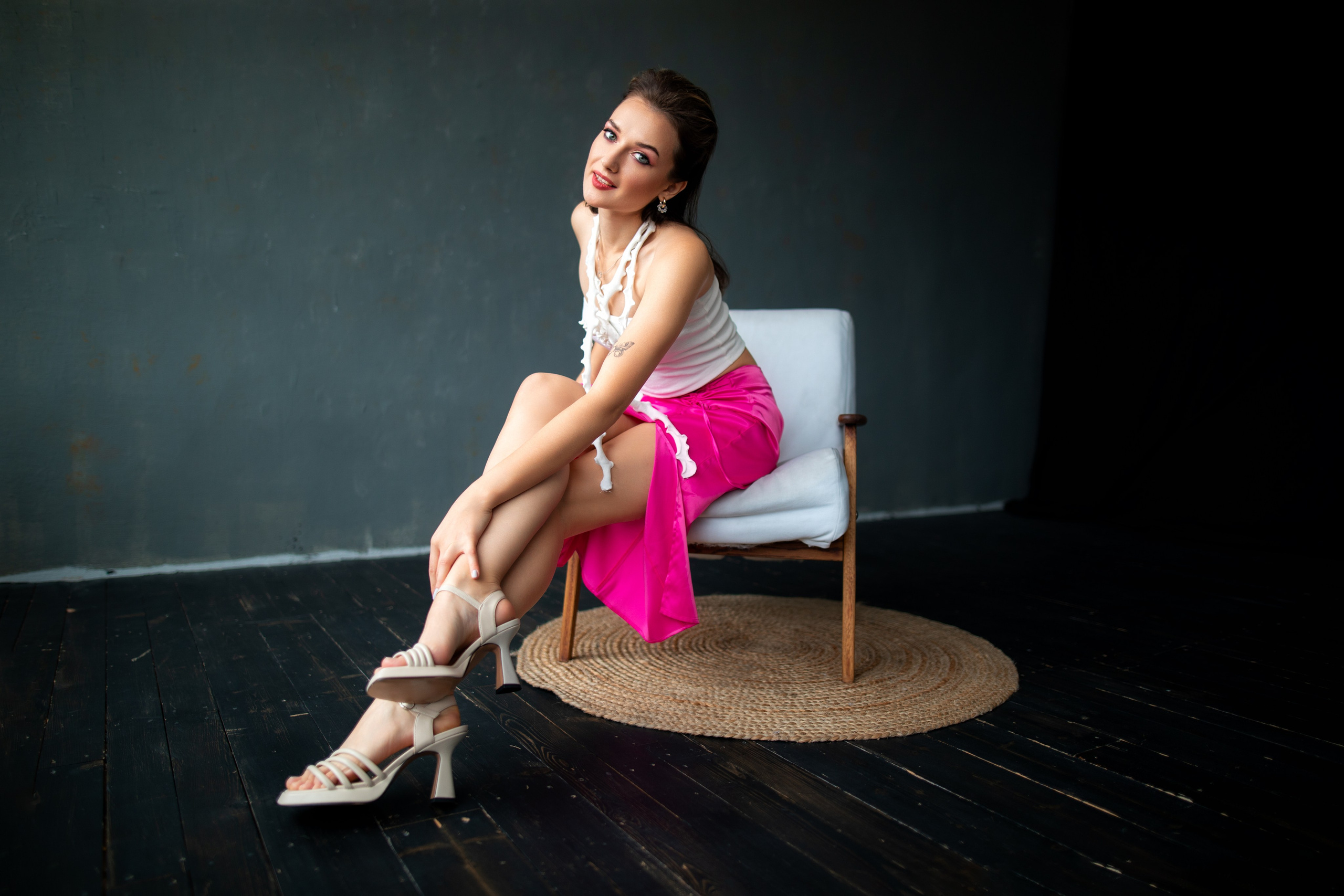 Студийный фотосет с Анастасией в минимальном интерьере в формате для «себя»