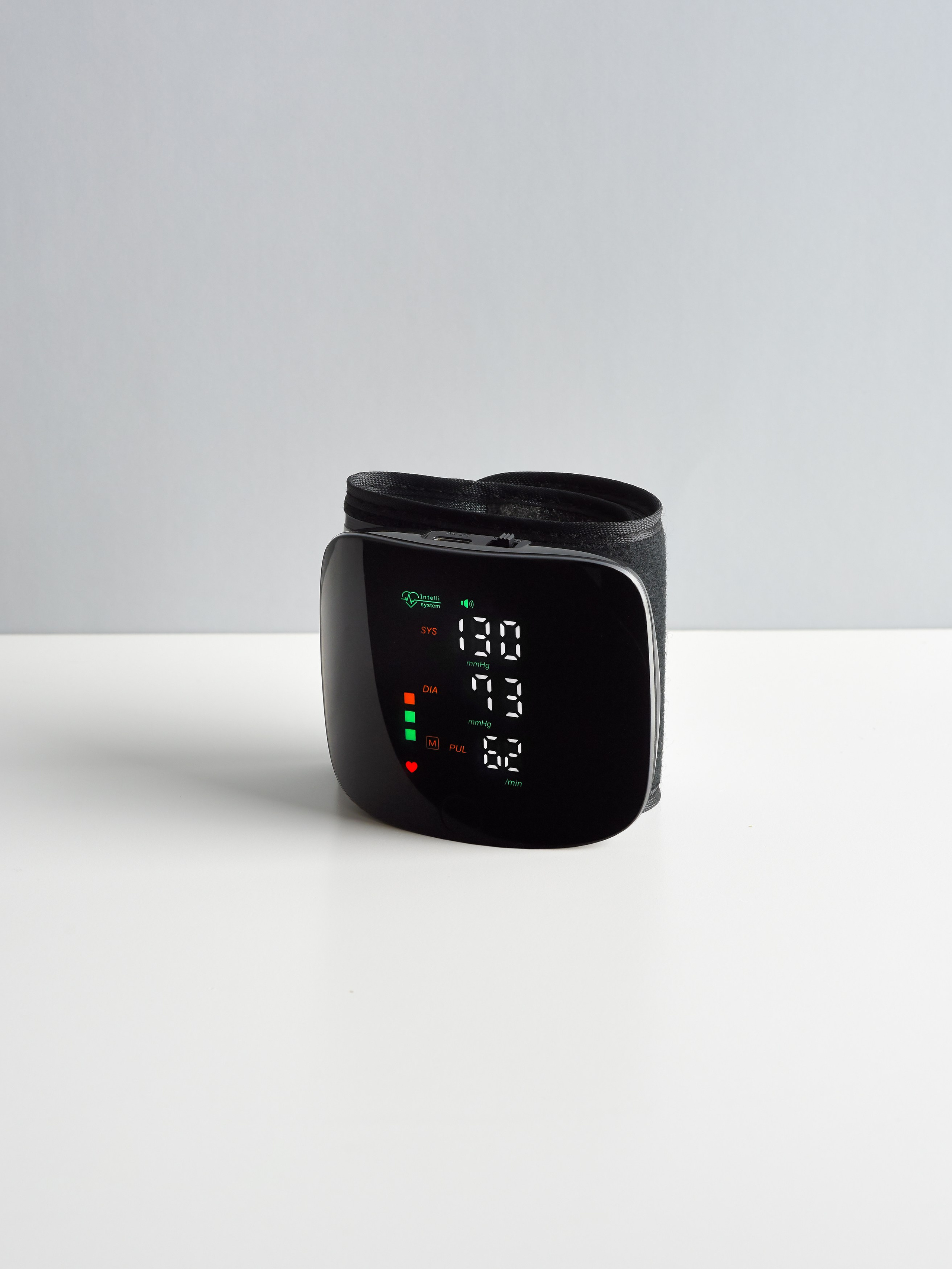 Тонометры. Предметный фотограф, инфографика и видео в Санкт-Петербурге