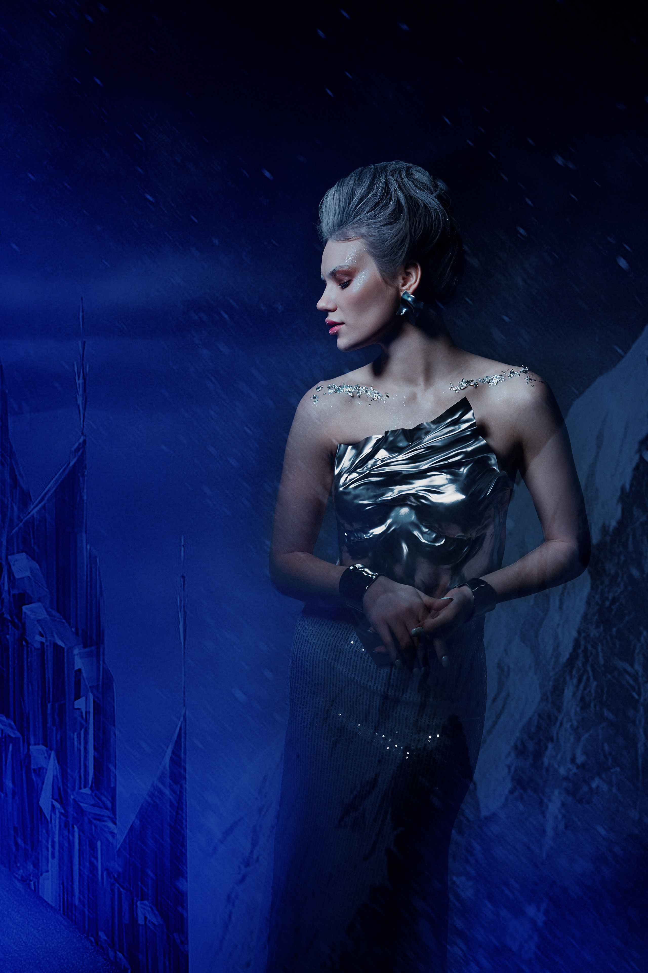 Смешанный свет играет на фоне заснеженного ландшафта, подчеркивая волшебство этой фотосессии. Девушка, которая воплощает искусственную зиму, окутана загадочностью и притягательностью