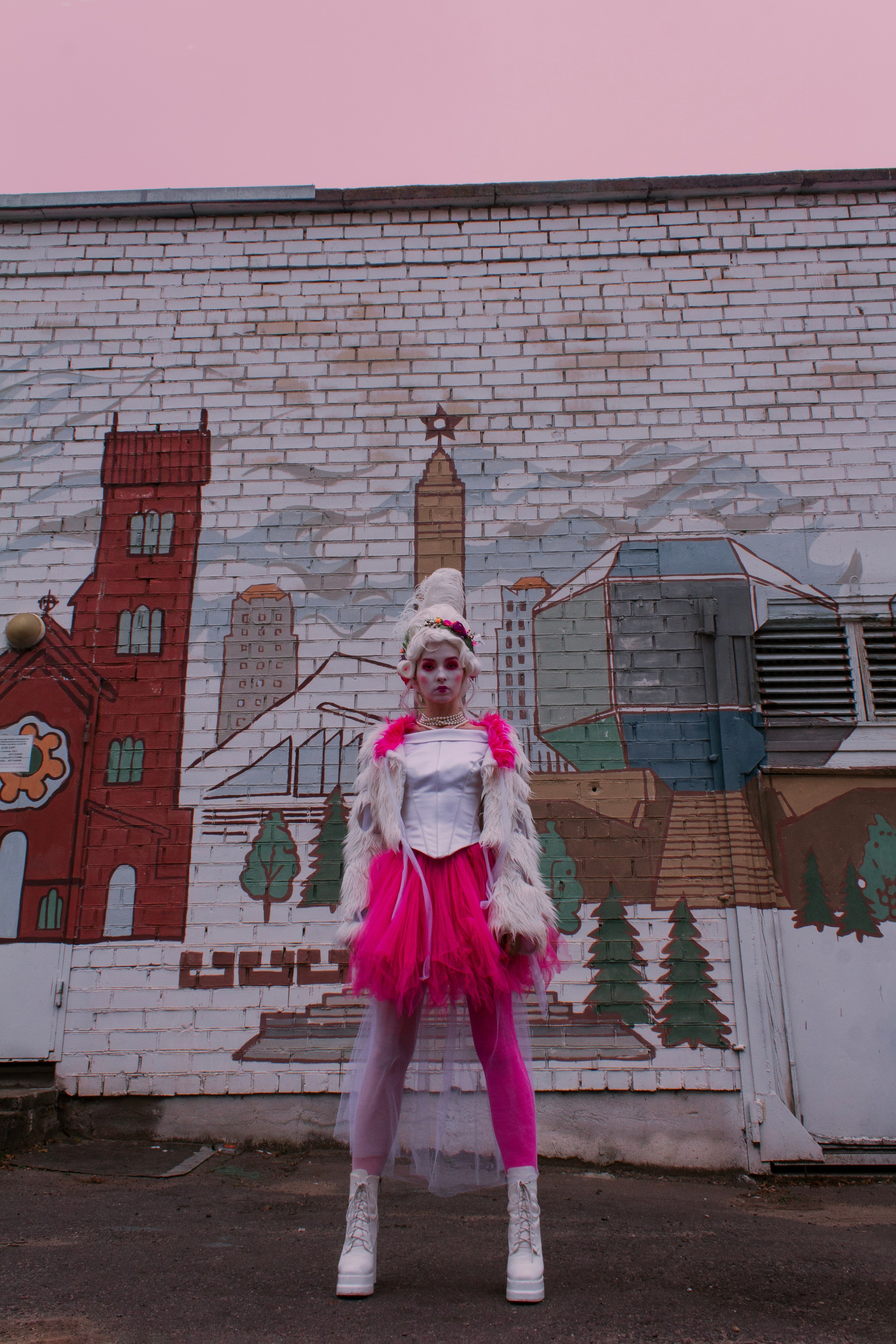 Дама, а вы к нам откуда?