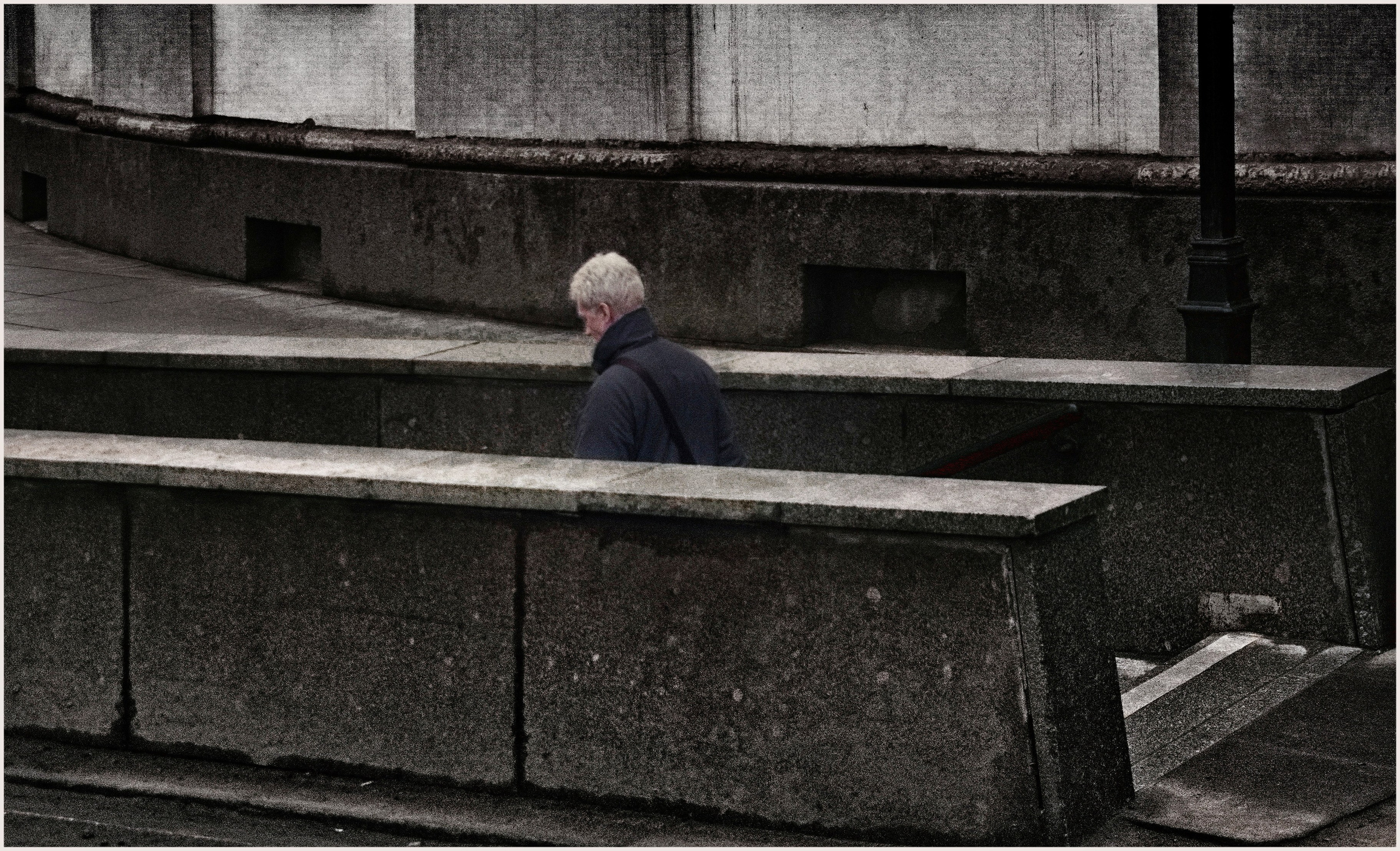 петербург.улица.камень.мрак.светловолосый.фото