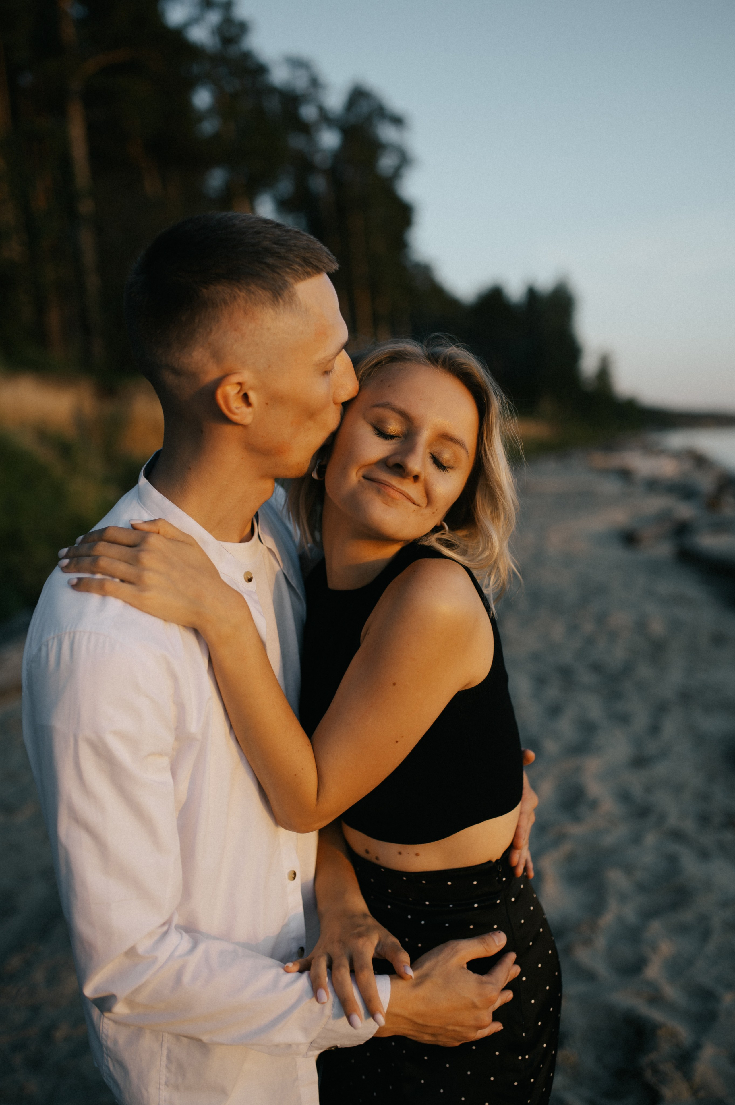 АНДРЕЙ И ЛИЛЯ/ СЪЕМКА НА БЕРЕГУ БЕРДСКОГО ЗАЛИВА. Семейный фотограф в Новосибирске Женя Индрикова