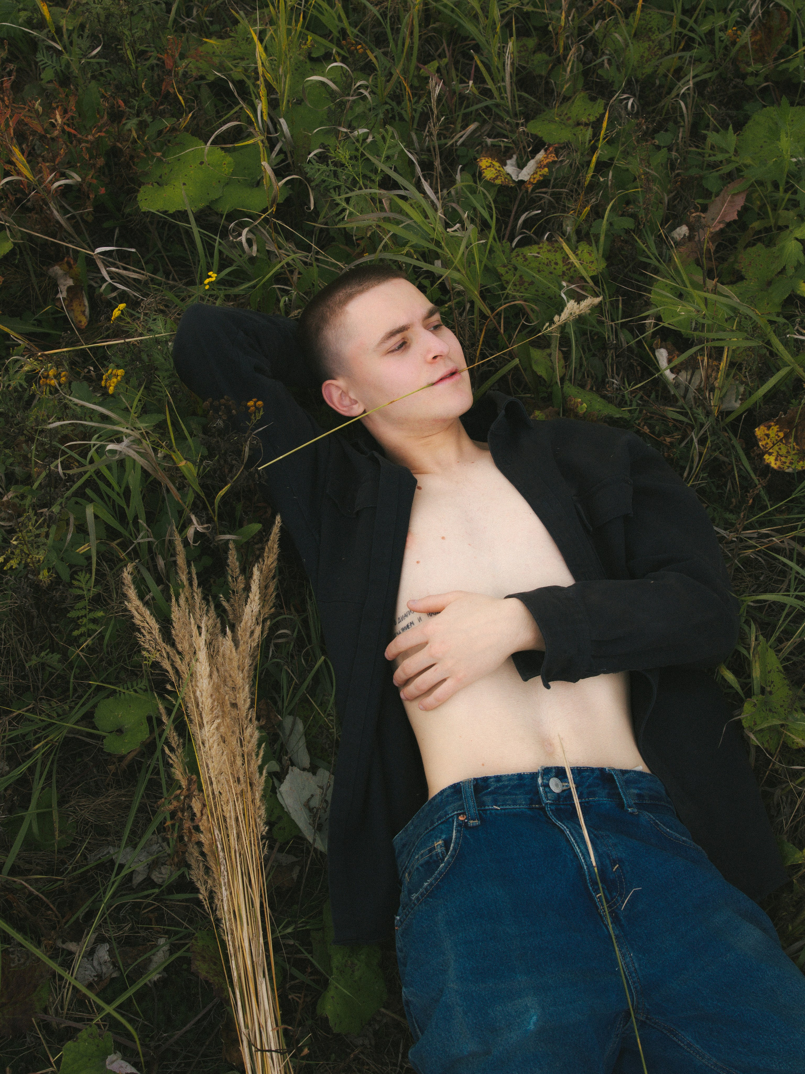 Никита в поле. Фотограф Настя Булочка Екатеринубрг