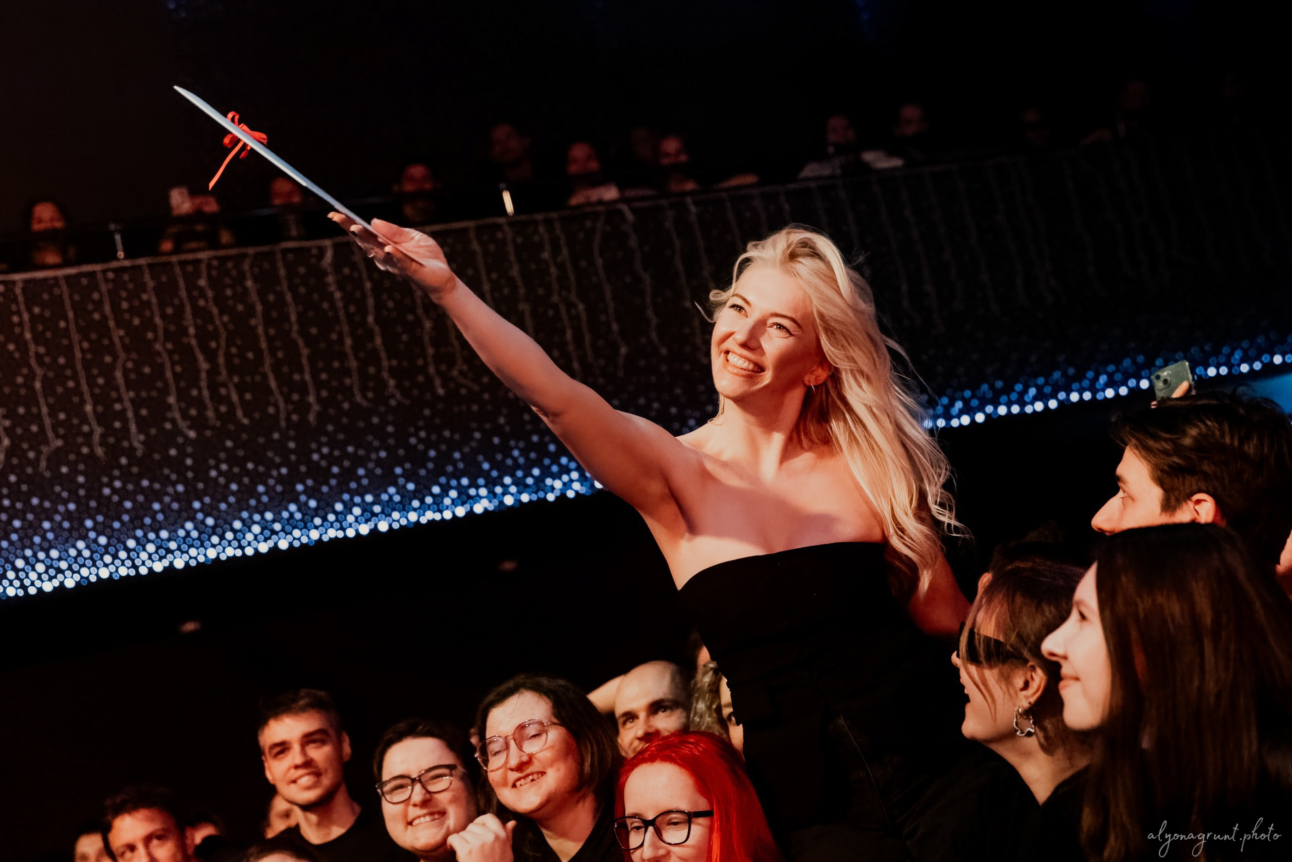 Багровый Фантомас, фоторепортаж, СПб, BASE, 14.12.2025. Алена Адрианова: фотограф в Санкт-Петербурге