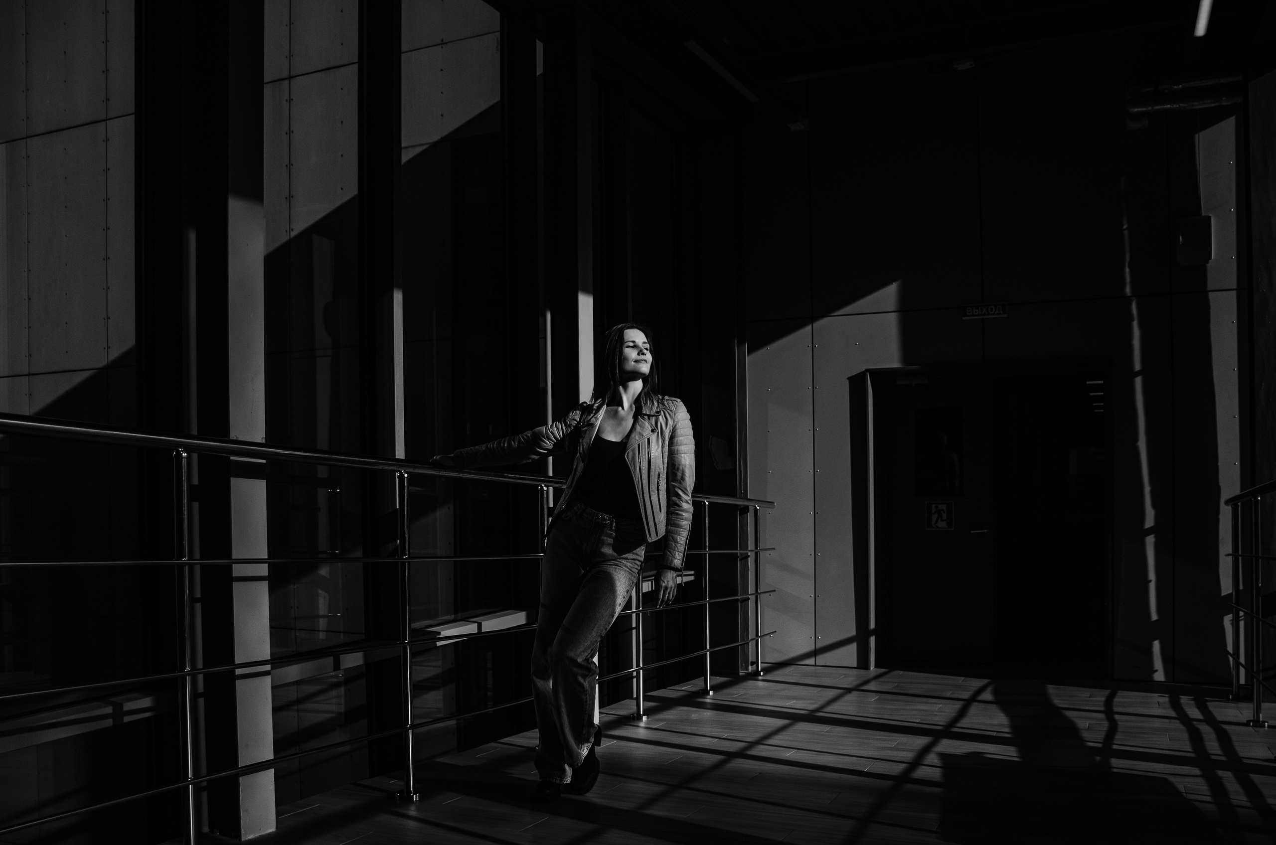 Мини-фотосерия в стеклянном переходе. Портретный и репортажный фотограф в Санкт-Петербурге Варвара Жукова