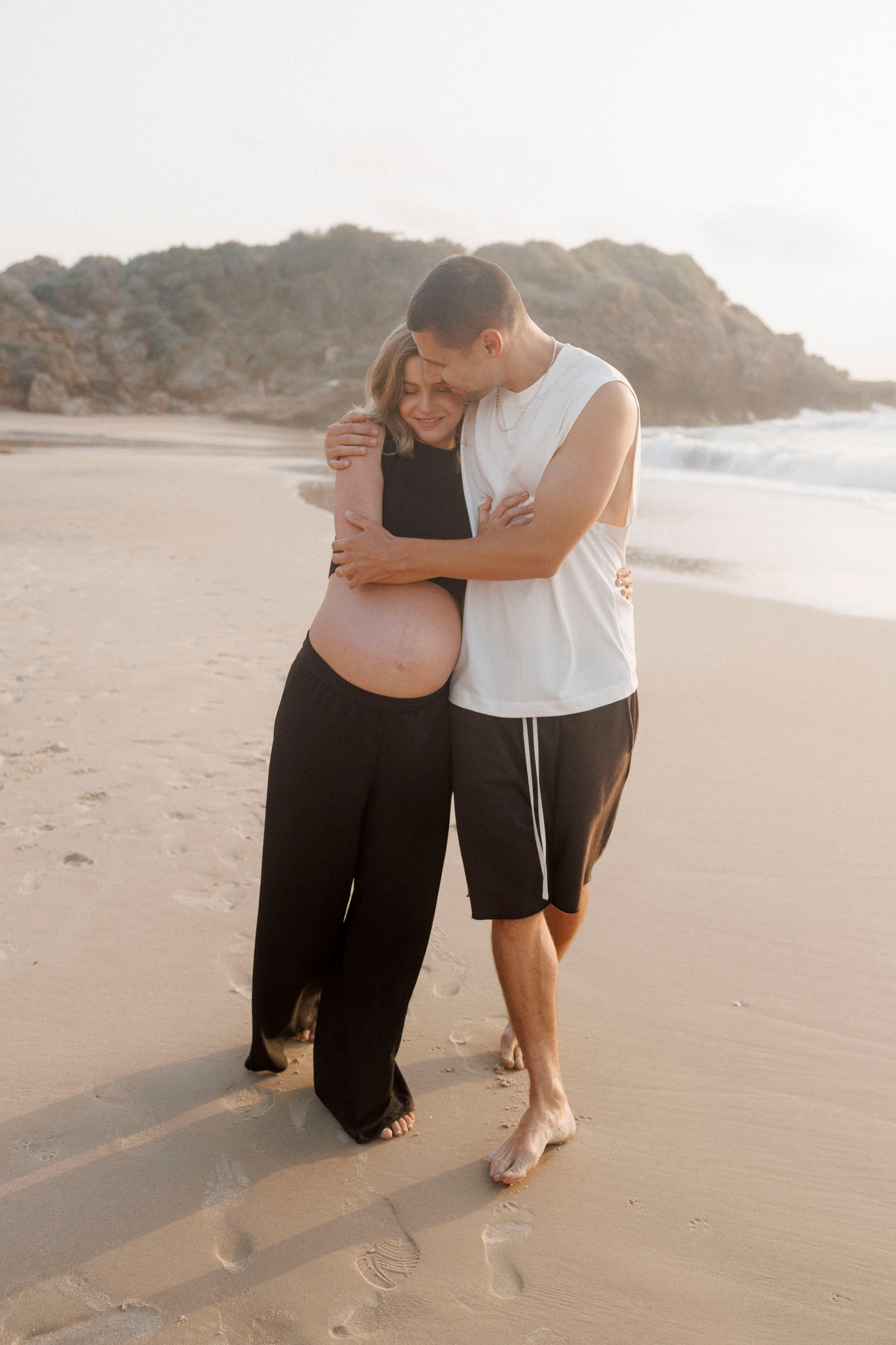 Pregnancy photoshoot near the sea (cloudy weather). Главная