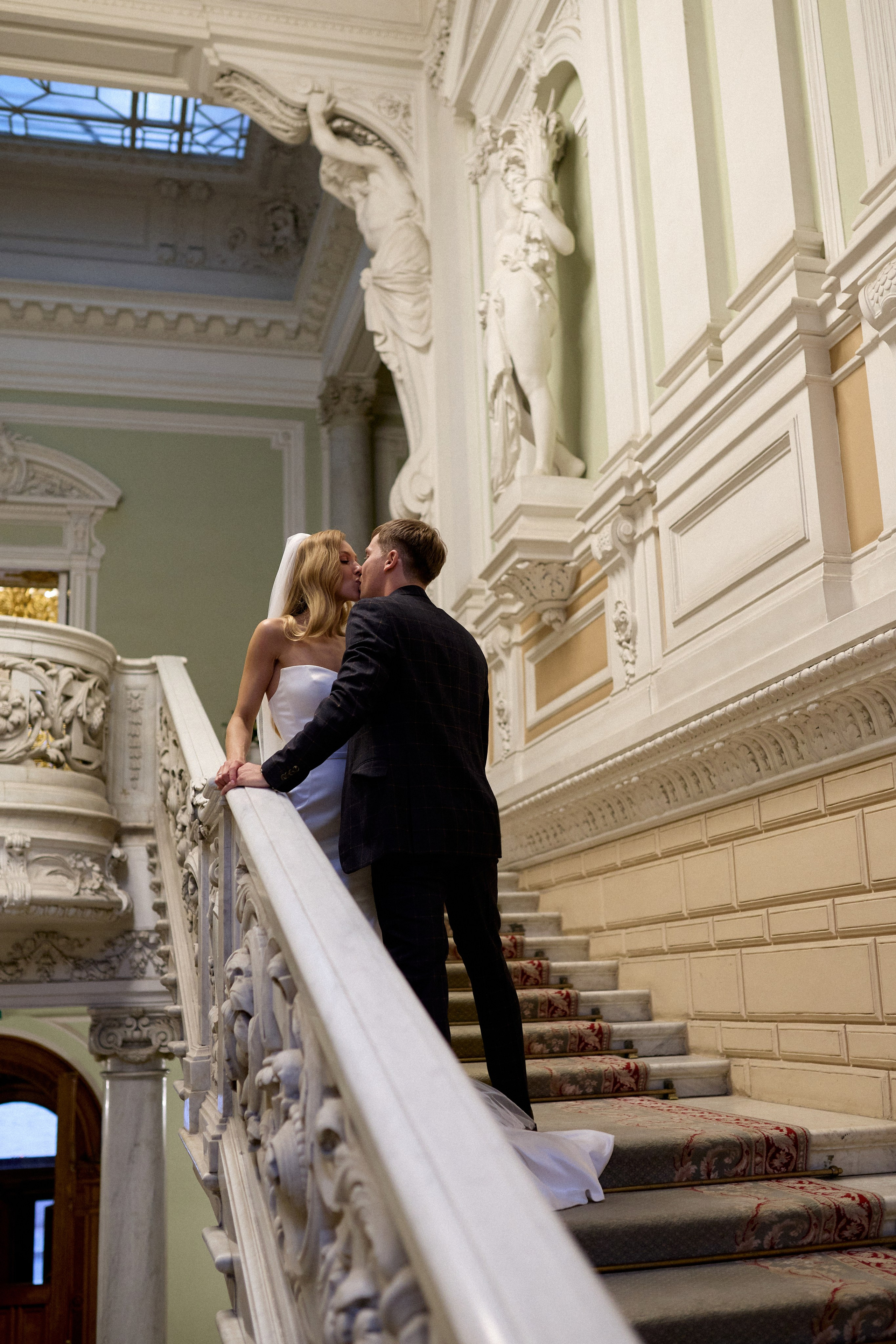 Свадебная фотосессия в Дворце Бракосочетания № 1. Сестры Карабаза. Фотографы и ретушеры в Москве и Санкт-Петербурге