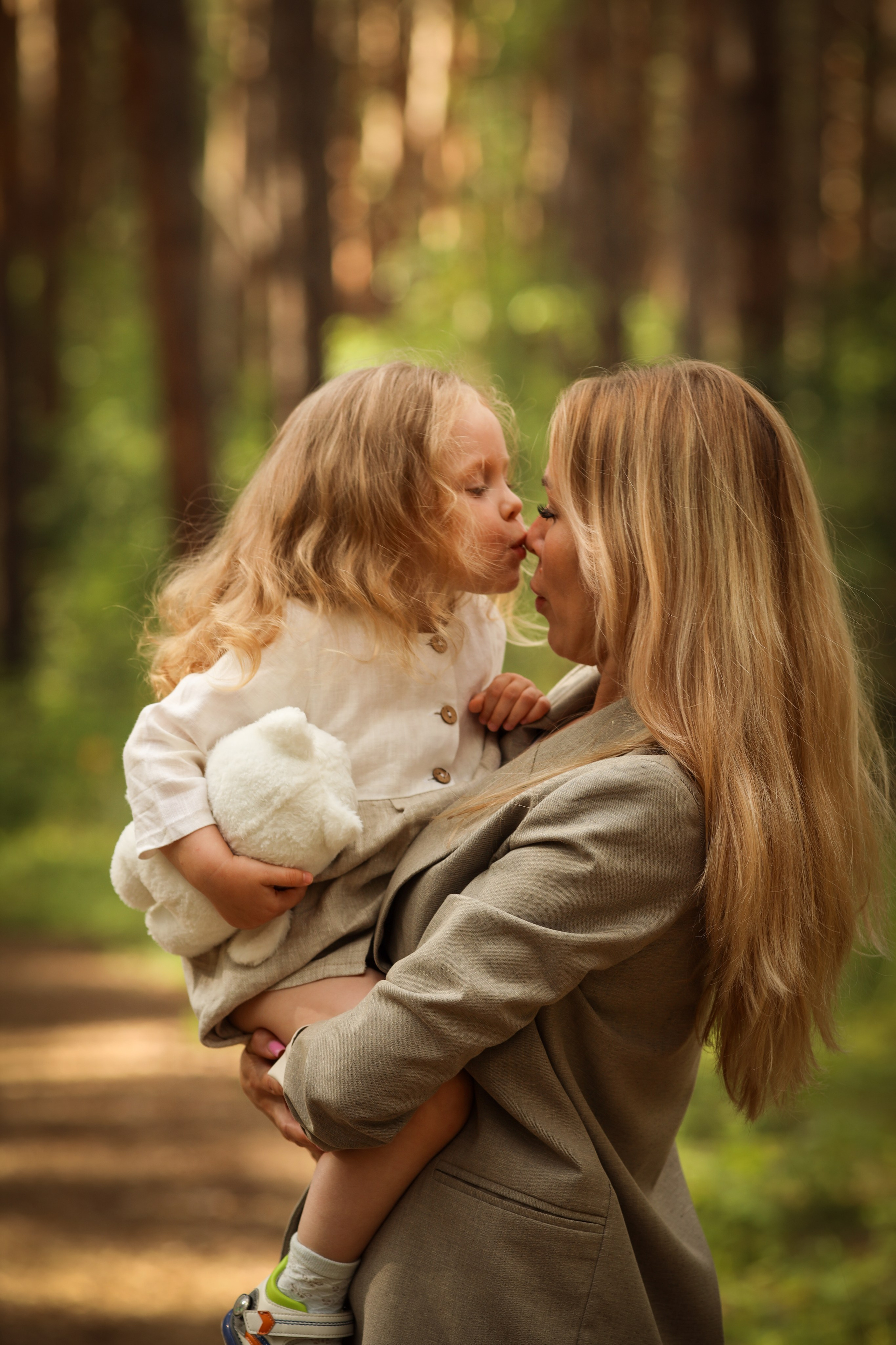 Чудесная семья на прогулке в лесу