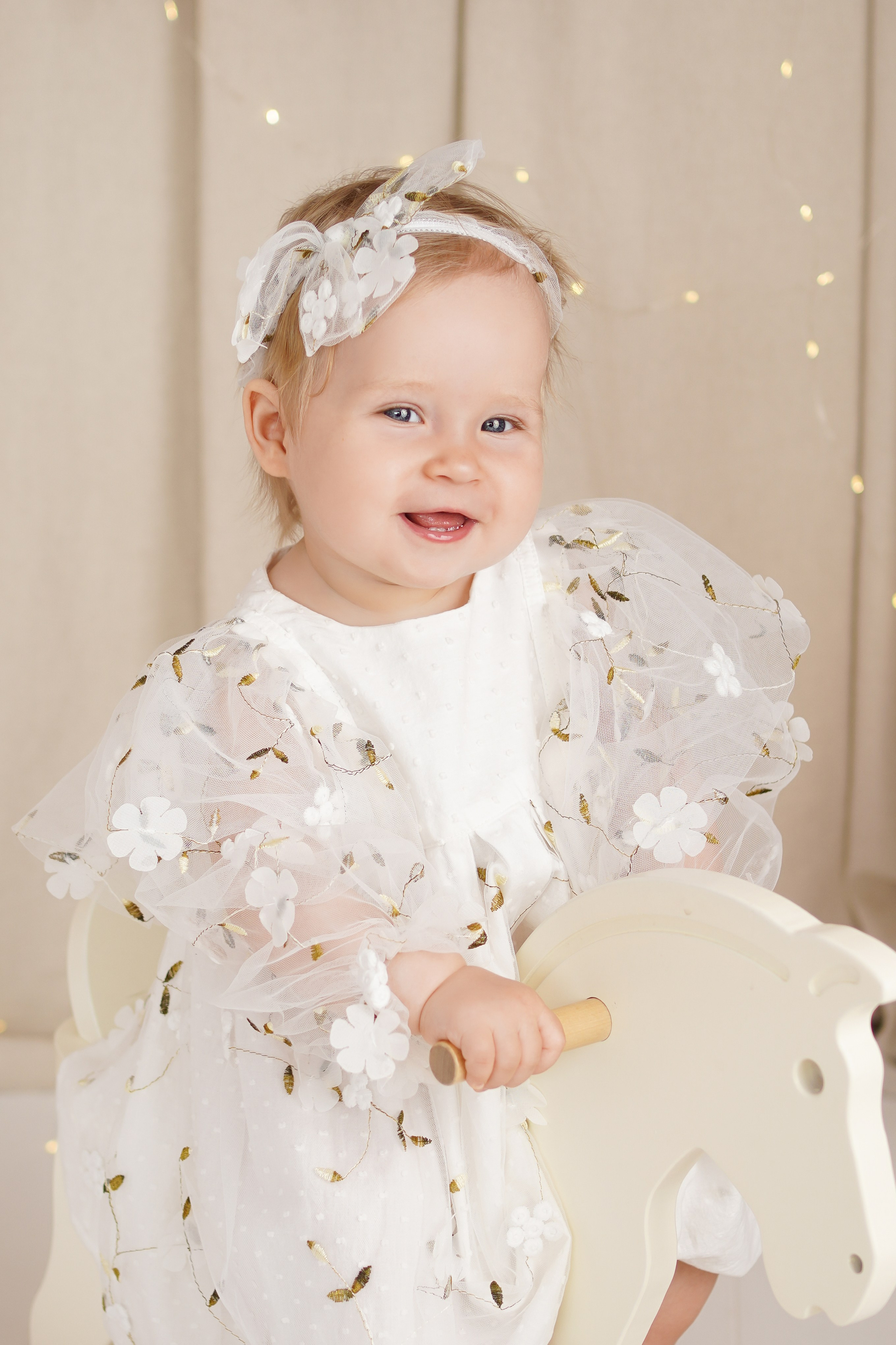 Для детой на фотосессии есть красивый диванчик, машина, кубики, лошадка, атрибуты первого годика.