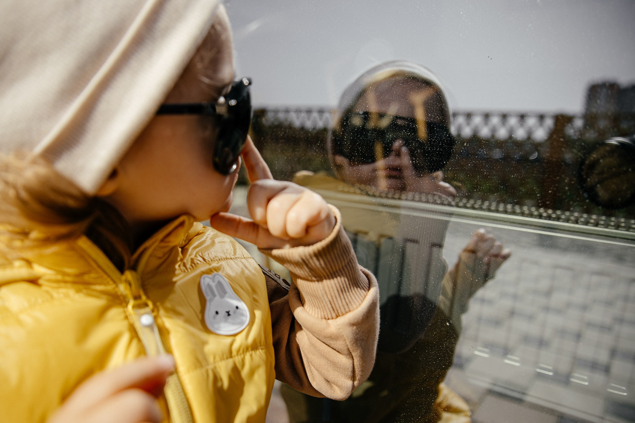 Ева в желтой куртке: Идеи для фотосессии на разных фонах. Семейный и свадебный фотограф Ростове-на-Дону