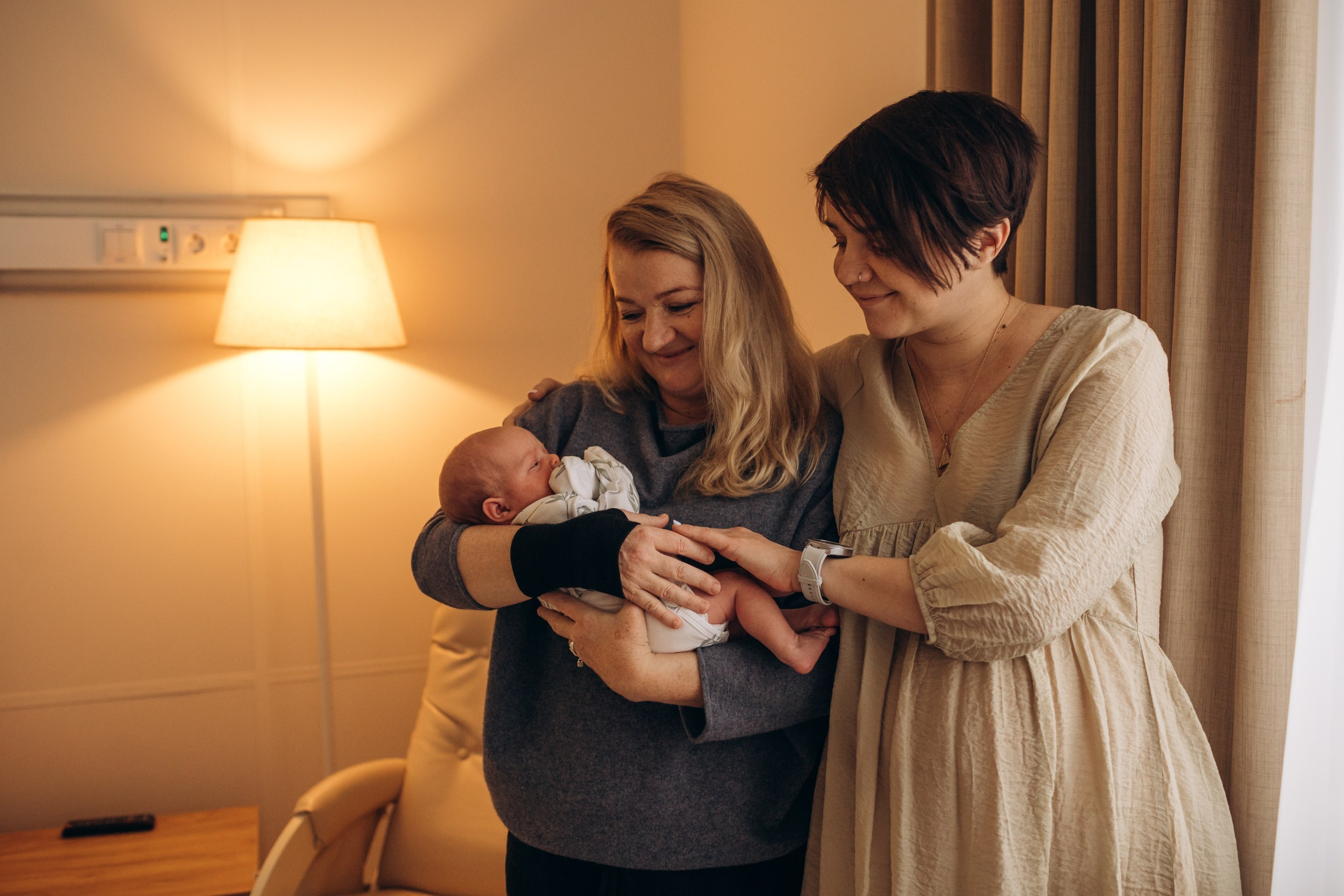 Яся и кулон. Выписка. Фотограф на роды в Санкт-Петербурге Екатерина Сысоева