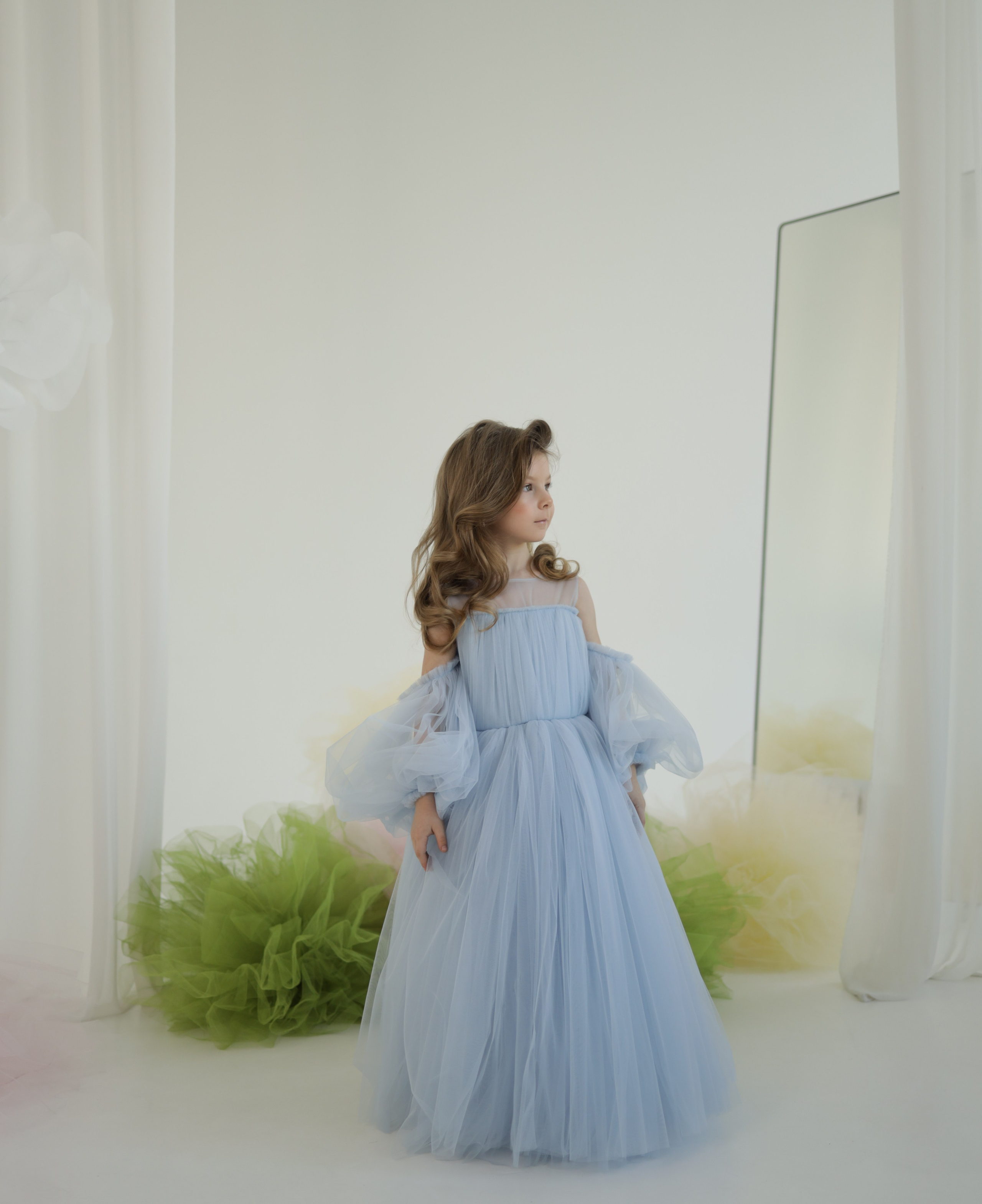 Нежное пышное платье в пол. Материал евро фатин. Съёмные рукава. Подойдёт на девочку ростом 116-118 см. Цена : 15000₽