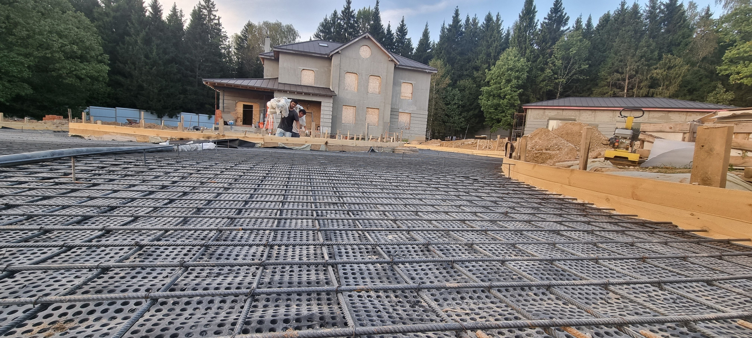 Армирование дорожек — металлическая сетка внутри бетона. 