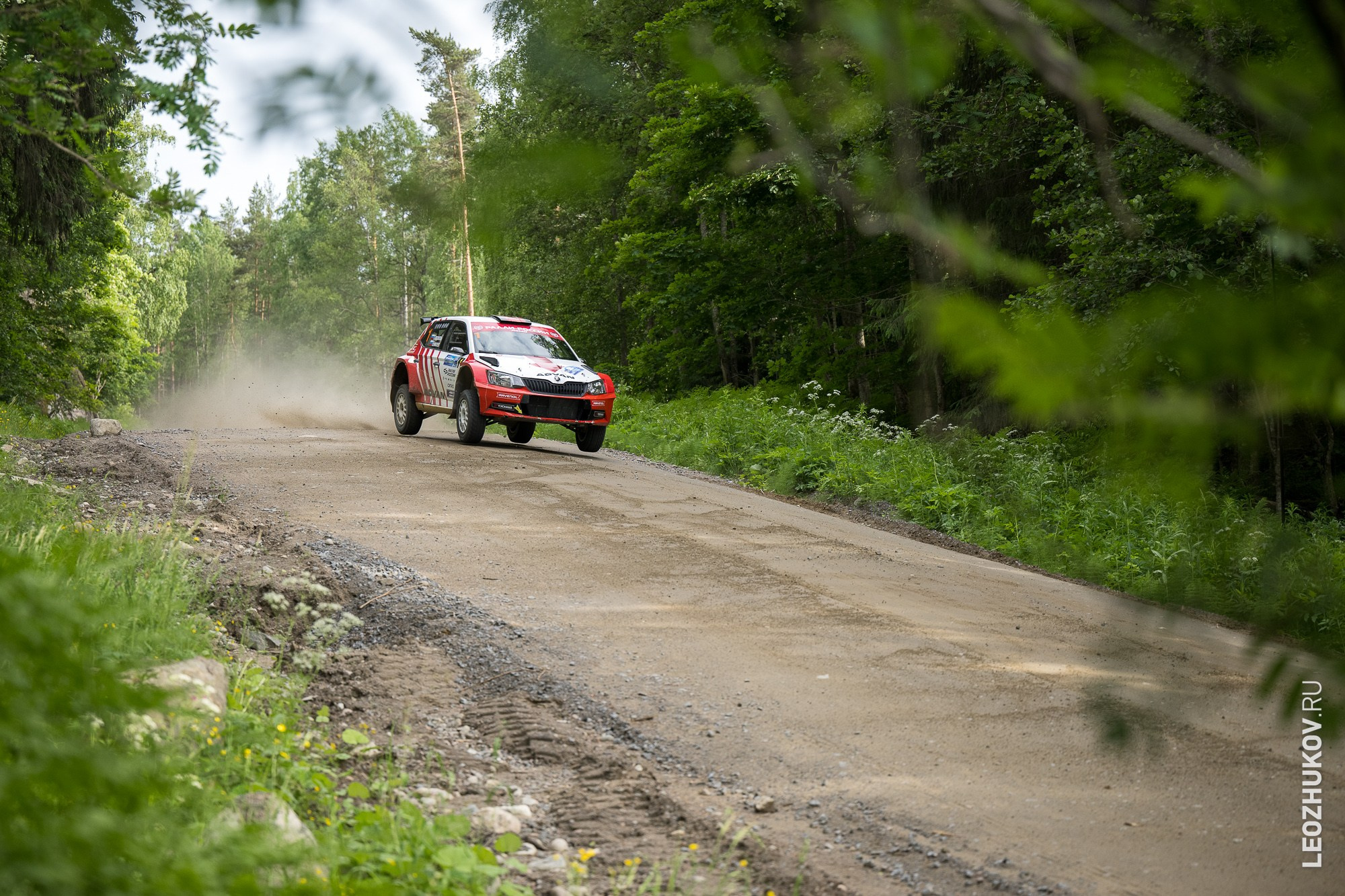 Раллийный автомобиль прыгает в повороте на ралли «Белые ночи 2024»