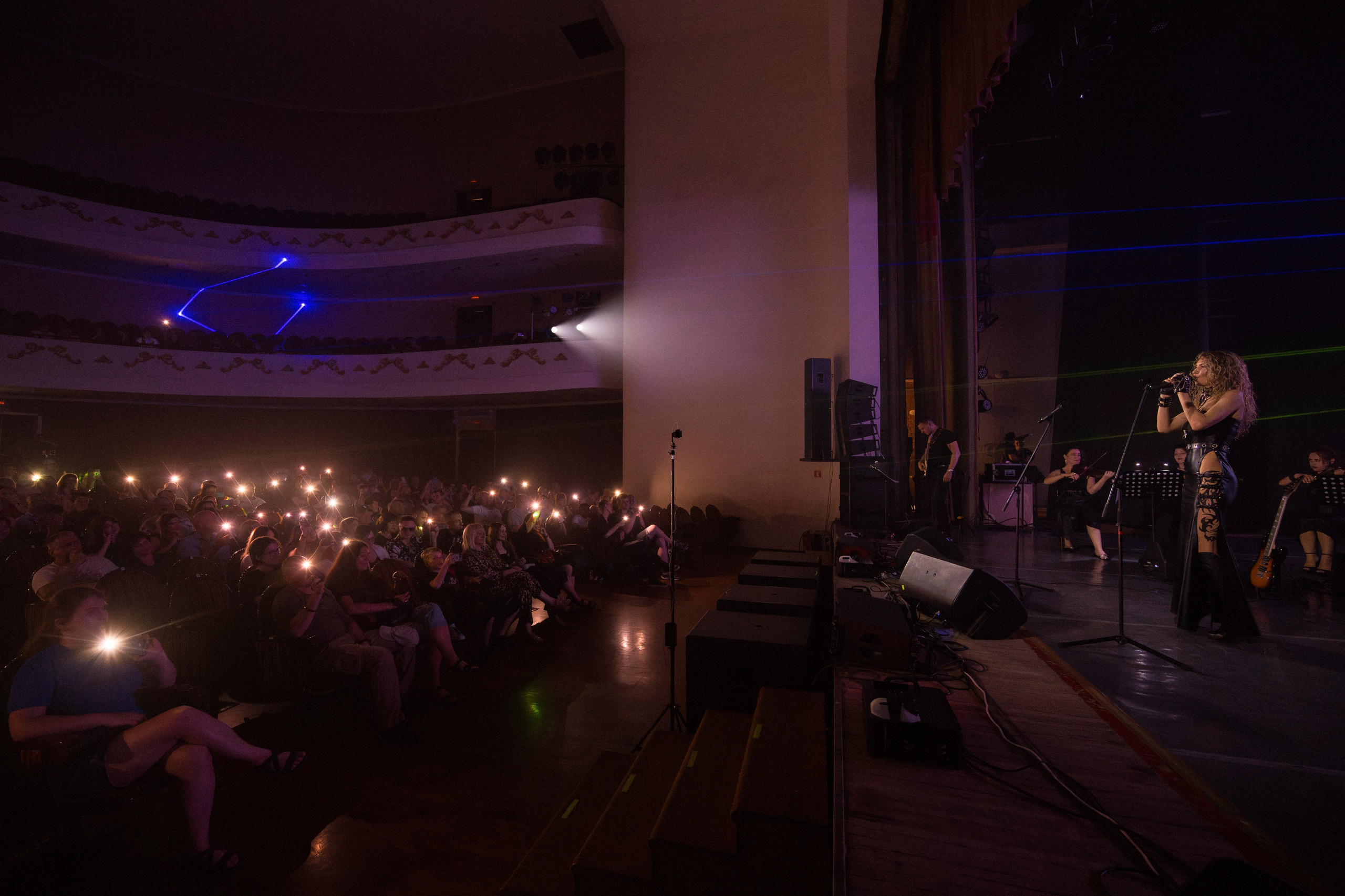 Контент съемка концерта с лазерами и фонариками телефонов во Дворце культуры «Ростсельмаш»