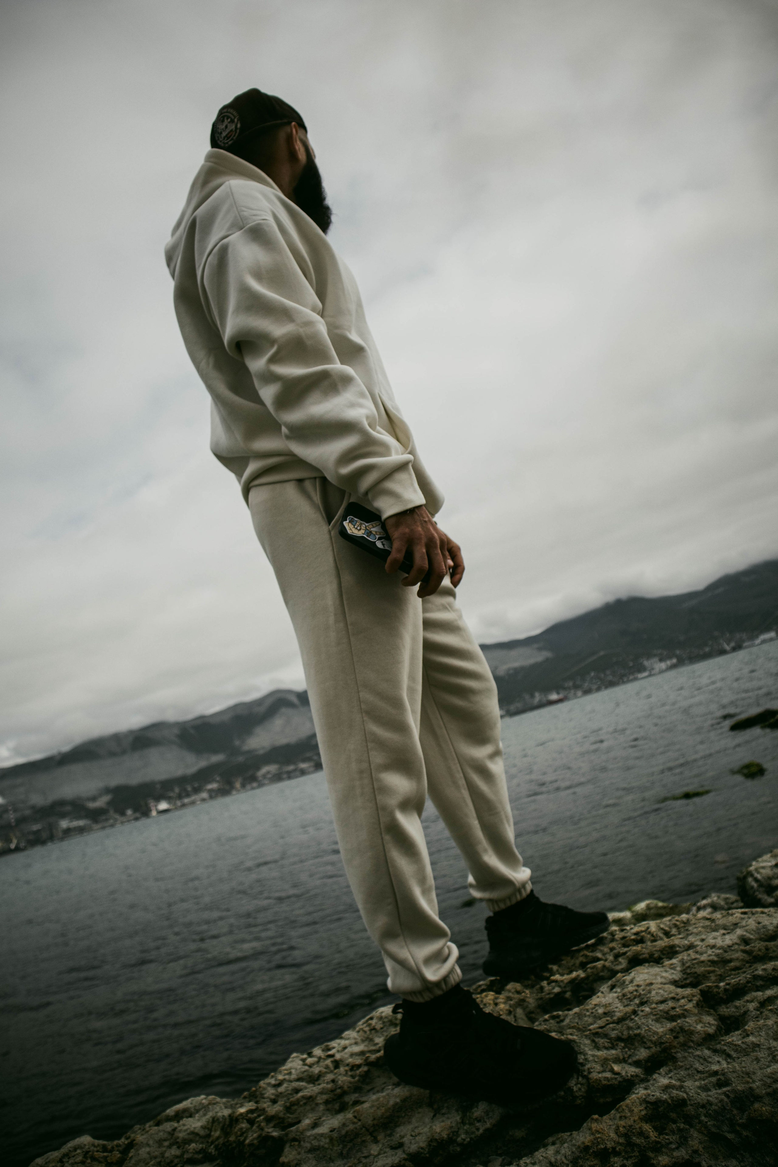 О. Уличный фотограф Города N