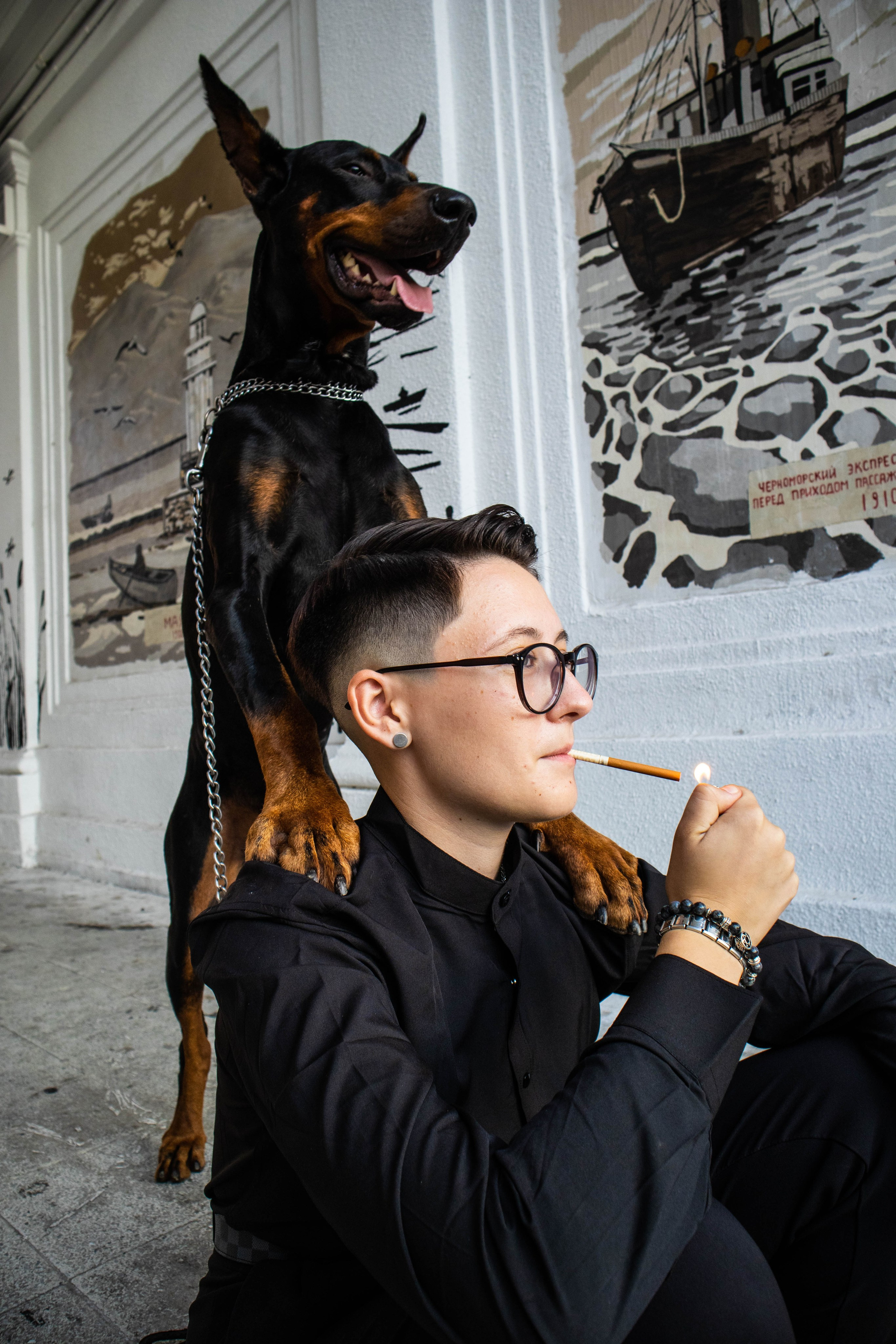 «Жизнь в ритме шага: пара с доберманом». Уличный фотограф Города N