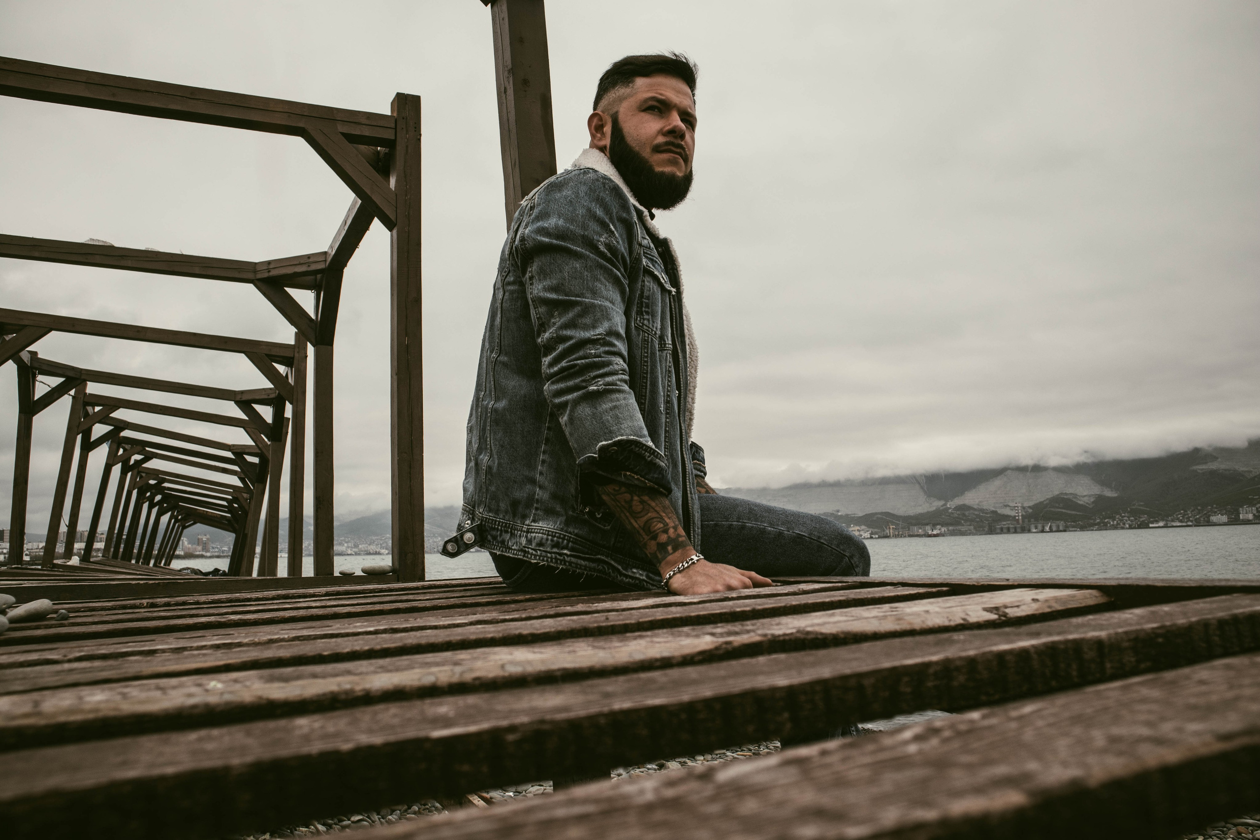 О. Уличный фотограф Города N