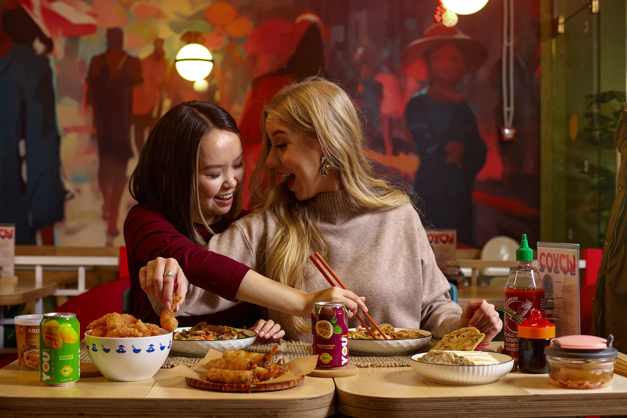 Девушки за столом кушают вкусную азиатскую еду в ресторане Дед Хо