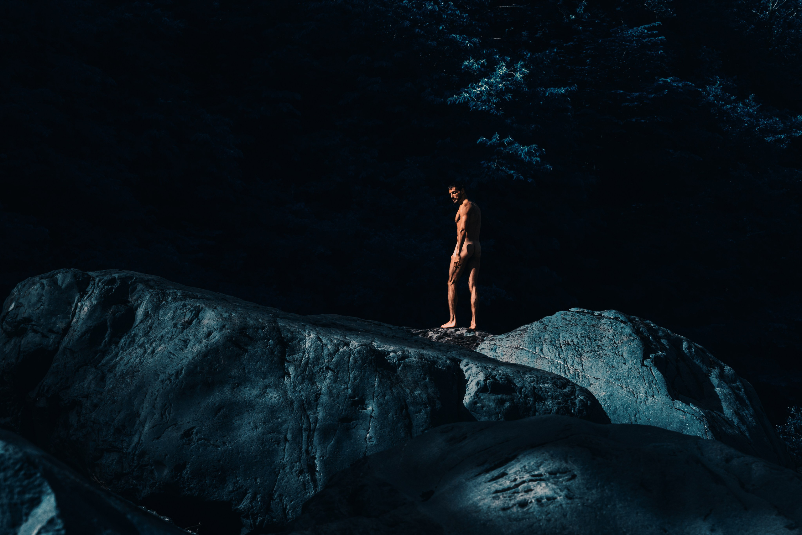 Дальний план на камне парня НЮ