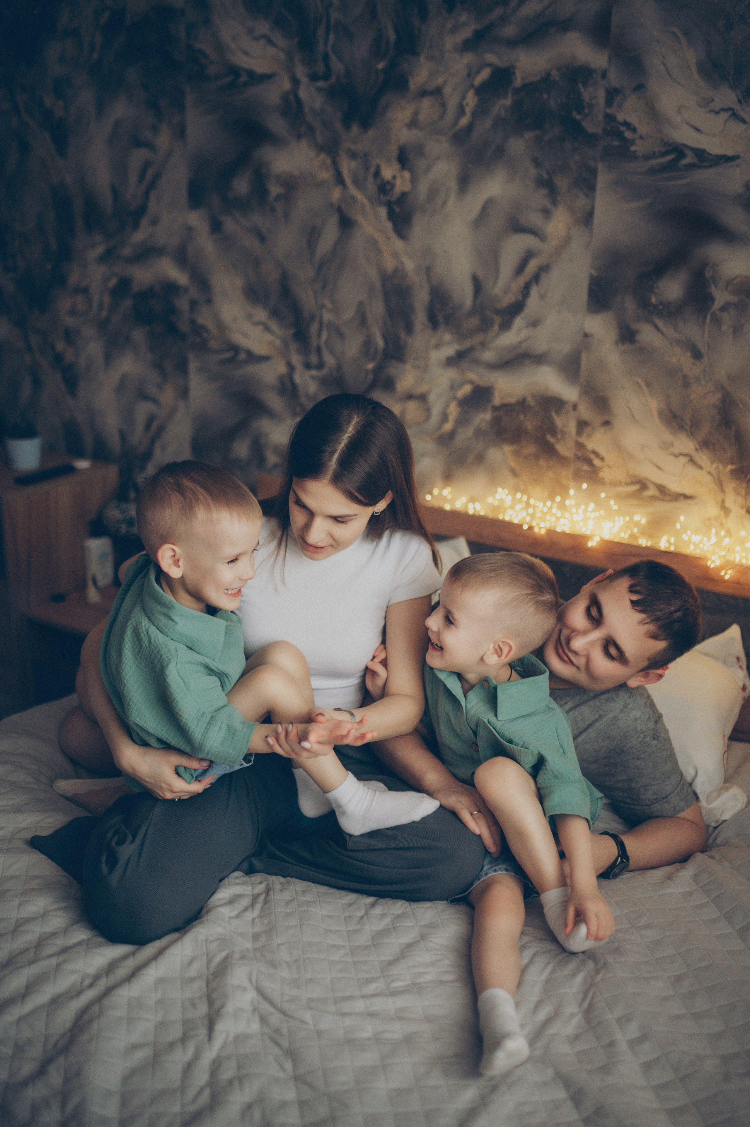 Миша и Тимофей (новогодняя домашняя). Фотограф, г. Лесной Свердловской области