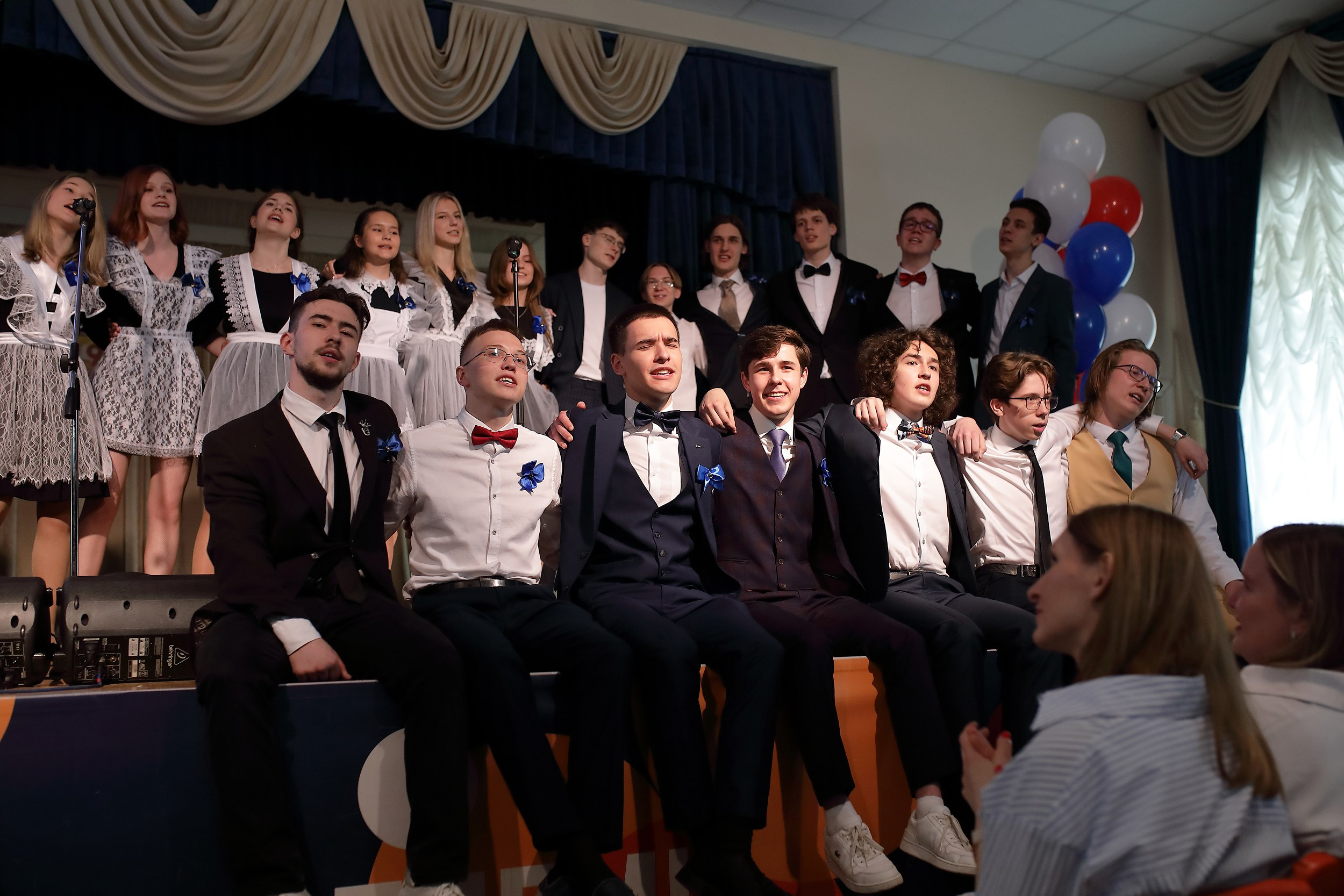 Последний звонок (актовый зал). Свадебный и семейный фотограф и видеограф в Екатеринбурге Полянские Тимур и Анастасия